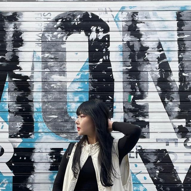 콩❛ ᗜ❛ ฅ 무드온더문 on Instagram: "#광고 @1rony9orno_official 요즘 부쩍 밝은톤 코디가 좋아아 ♪♪(oᐛ)o～♪♪ #아이러니포르노에서 보내주신 큐티뽀짝하고 힙한 윈드브레이커🫶 예쁘게 떨