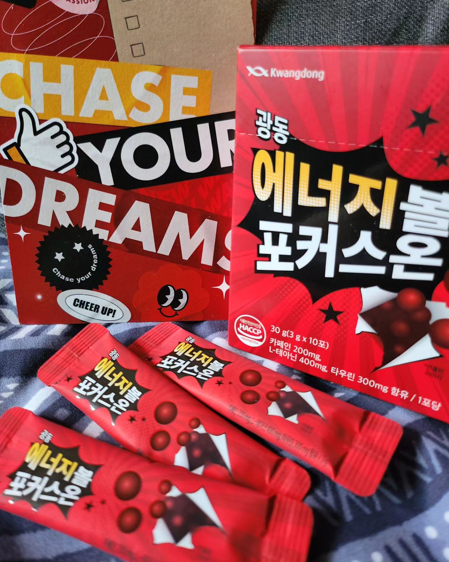 #할인구매 #협찬
#에너지볼포커스온 #카페인

🔴 광동_에너지볼 포커스온 🔴

업무 보면서 하루에 커피, 몇잔 드세요?

저는 줄여야지~하면서도 하루에 두잔은 꼭
마시면서 하루를 보내는거 같아요😭

지치고 피곤하고 야근, 운동, 운전할 때 등
카페인 섭취가 빠질 수 없는데요

커피로 카페인 조절하기 힘드셨다면,
에너지볼로 내 몸에 필요한 만큼만 딱 알맞게!
조절하면서 섭취 할 수 있어요✌️

✔️에너지볼 1포는 커피 약 2잔
✔️에너지볼 1/2포는 커피 약 1잔
✔️에너지볼 1/4포는 킈피 약 1/2잔

과하지 않게 에너지볼로 카페인 조절하면서
섭취하세요!!

개별포장이라 휴대하기도 편하고 이지컷팅이라
쉽게 톡- 뜯어서 입에 털면 끝❗️

#광동 #캠핑 #뷰티 #광동제약 #직장인템
#포커스온 #과라나카페인 #여행
#L테아닌 #에너지볼 #건강한카페인