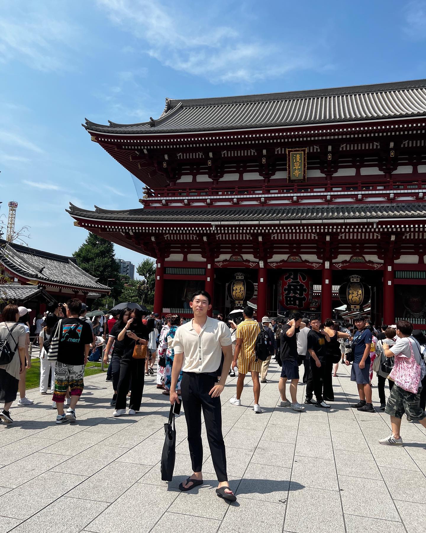Tokyo, Asakuda Sensoji 🇯🇵

고즈넉한 일본 옛 정서를 느낄 수 있었던 센소지
우리나라의 경복궁에도 외국인들이 많은 이유가 이런 감성을 느끼기 위해서가 아닐까

많은 인파로 사진 찍는게 어렵다는게 문제
뒤에 있는 사람들 지우는 방법 아는 사람은 DM 주세요 🙏🏻

#일본여행 #일본 #도쿄 #tokyo #아사쿠사 #센소지 #sensoji #여행