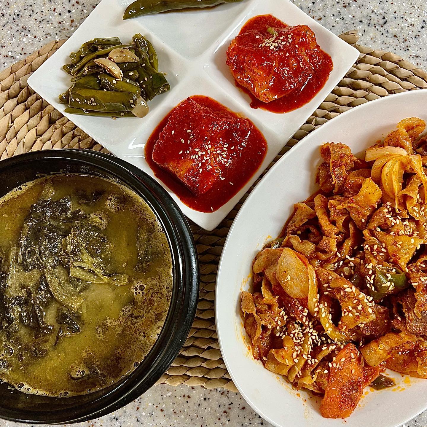 #협찬 셰프애찬에서 맛있는 추어탕을 협찬 해 줘서 든든하게 한끼 먹었어요! 🤍

국내산 미꾸라지를 시용하여 뼈를 채에 
걸러낸 남원식 추어탕!
잡내를 잡고 구수한 맛을 살린 걸쭉하고 
진한 국물의 맛! 
두가지 토끼를 다 잡은 맛이에요🤍 
개인적으로 너무 맘에 들어서 재주문 각입니댜,, 
또 석박지 세트로 보내주셨는데 석박지가 또 기가 막혀요 저희 남편도 너무 맛있다고 극찬을,,🤍

📌제육볶음 레시피
☑️대패 삼겹살 준비해준다
☑️고추장 간장 설탕 매실액 꿀 고춧가루 후추가루 다진마늘 넣어서 양념장 만들어주고
☑️양파 대파 당근 청양고추 호다닥 준비해주고 
☑️몽땅 때려놓고 볶아주면 끝

#셰프애찬 #박우연셰프 #추어탕 #남원추어탕 #보양식 #복날 #추어탕맛집