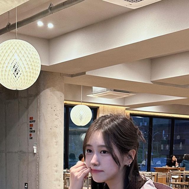 서민주 on Instagram: "#광고 @1rony9orno_official 윈드브레이커 후드 집업 조끼 워터프루프 소재를 사용하여 한 여름 장마철에 입고 다니기 너무 좋은 아이템 👍 베이직한 디자인에 여유로운 루즈