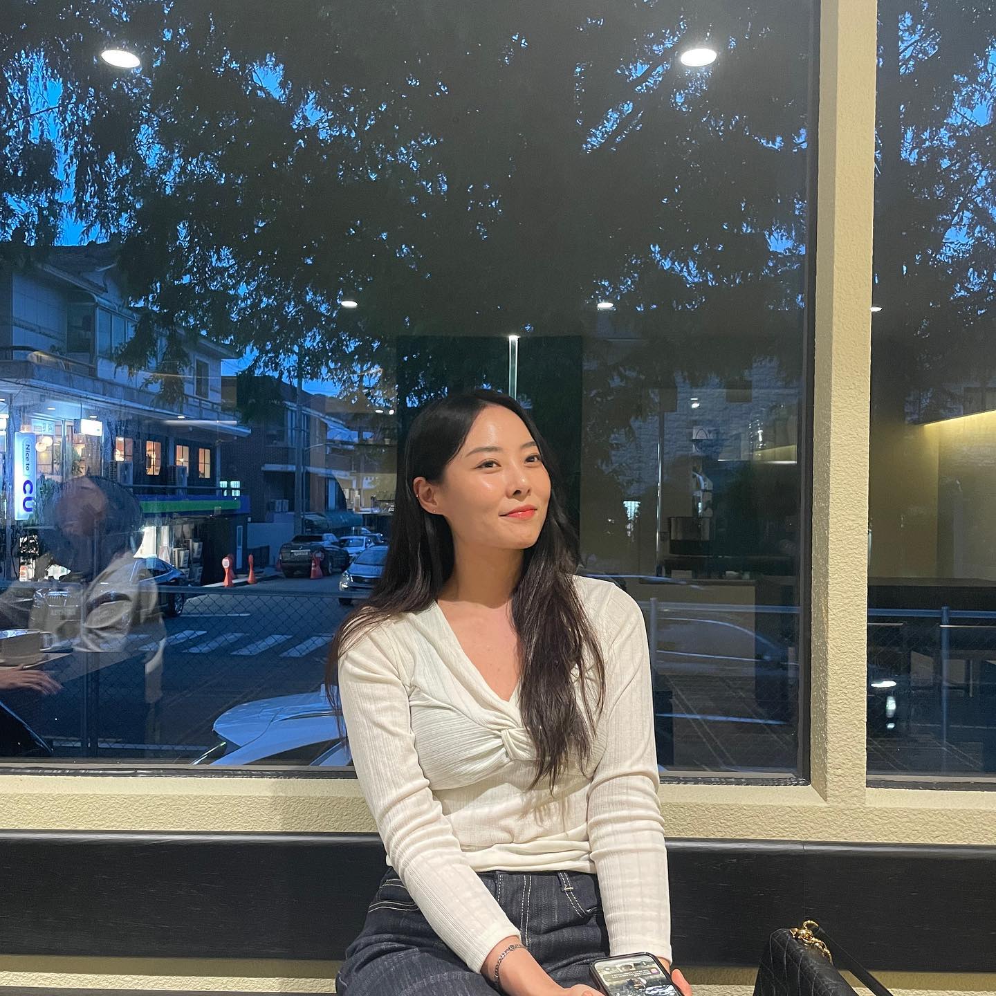 창원 가로수길에 새로 생긴 신상카페를 다녀왔어용🧡

인테리어가 힙해서 그런지 사람들로 발디딜 틈이 없더라구요

옥수수파이가 맛있다고 하는데 다음에 한번 도전해보려구여

[도돌커피로스터스]
📍경남 창원시 성산구 용호로 122 1층
⏰AM11:00-PM9:00

.
.
#핫플 #카페 #창원카페 #창원핫플 #창원신상카페 #창원가로수길 
#창원맛집 #창원디저트 #창원 #신상카페