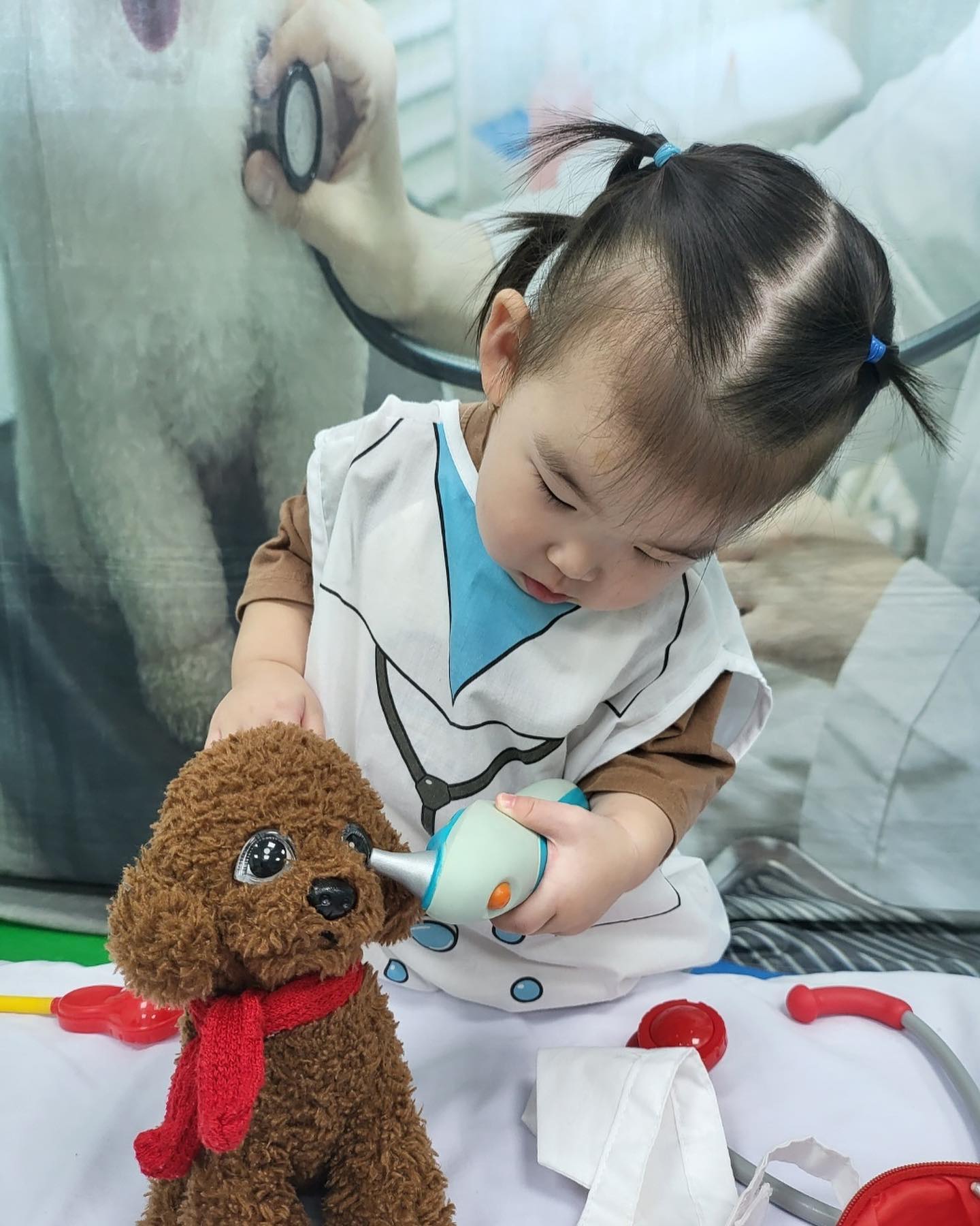 #오늘의이서 #어린이집에서의일상

할머니, 할아버지댁 농막에 있는
멍멍이를 보고 난 후
강아지에 제대로 꽂힌 요즘

노래도 강아지차차만 듣는 이서

어린이집에서 동물병원 놀이를 했다는데
표정이며 행동 하나하나가
진심인게 느껴져 너무 귀엽고 웃기고

#그리고무엇보다낯설다너
#저렇게집중할줄이야
#집에서는집중력0도없음
#사회생활하는17개월
#니가엄마보다낫다
#17개월아기 #일상 #기록 #daily