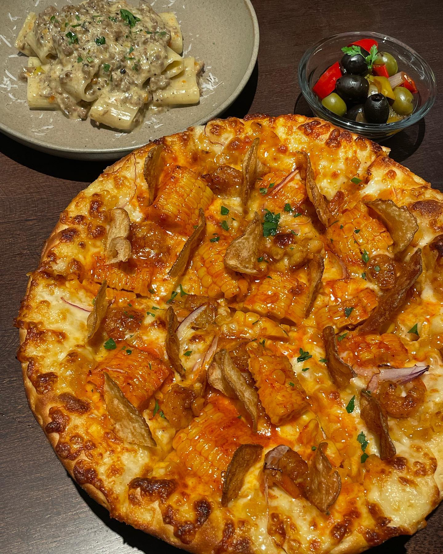 #메종파이프그라운드 

옥수수 피자가 유명한 곳🌽🍕 비주얼 죽임🦭 화이트라구피자랑 옥수수 피자를 주문해따! 양이 적어보이는데 먹다보면 꽤 양이 꽤 많음! 느끼할 때즈음에 올리브 피클 먹아주면 됨 올리브 피클 2000원 ㅠㅠ 공짜 아님 

#서울맛집 #서울숲맛집