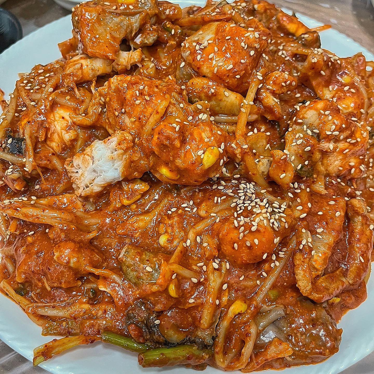 #홍시부산 #문가네유림아구찜 
 
➜ 부산 기장군 정관읍 달산2길 9-9
➜ 매일 12:00 ~ 21:00 / 정기휴무 : 매월 첫째, 셋째 월요일)
↳ 브레이크 타임 14:20 ~ 17:00)
🚘 주차공간O 
🚊 지하철 X

➜ 메뉴 : 생아구찜 중(3인)

🍽️ 부산 기장의 정관이라는 곳에 맛집이 있다고 해서 다녀왔습니다!

🍽️ 원래 유림 아귀찜에는 해물 아귀찜도 있지만, 바다의 안 좋은 폐기물 문제로 인해 손님들이 걱정 없이 드실 수 있게 좋은 음식만 대접하고 싶으시다고 해물은 당분간 안 하신다고 하시더라고요!!👍🏻

🍽️ 주문한 메인 메뉴 생아구찜! 맵기는 신라면 정도의 맵기라 충분히 맛있게 먹을 수 있었어요. 양도 많았고 어른 3명에서 먹기에는 정말 충분한 양이었어요!! 

🍽️ 밑반찬도 깔끔하고 정말 맛있더라고요!!! 열무김치가 아주 굿굿👍🏻

🍽️ 일단 재방문100000% 
 
🍽️ 마지막으로! 브레이크 타임에는 사장님이 직접 아귀를 경매하러 가신다고 해요 그래서 그런지 아귀가 아주 탱글탱글 부드럽고 싱싱한 게 느껴졌어요!