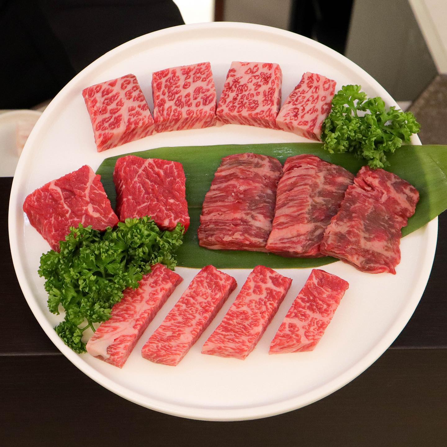 🐾영등포 <더담우R>
특별한 날 품격있는 식사를 하기에 좋은
서울 한우 오마카세 맛집에 다녀왔어요.
제가 이번에 방문한 곳은 한우의 '우' 와
오마카세를 합성해 '우마카세'로도 불리는
영등포우마카세 전문점 <더담우R>인데요.
더담우R에서는 다채로운 계절 해산물과
최고급 와규와의 완벽한 하모니를 즐길 수 있어요.
오픈한지 얼마 되지 않아 깨끗하고
인테리어도 모던하고 고급스럽습니다.
주종에 맞는 컨셉으로 와인룸, 위스키룸,
전통주 및 사케룸 개별 인테리어로 되어있고
다찌석으로 된 프라이빗한 룸 타입이랍니다.
1인 코스요리는 전채요리부터 메인, 식사, 디저트까지
총 7가지 코스요리로 알차게 구성되어 있어요.
코스요리 가격은 1인 기준 12만 원인데
드셔보시면 알겠지만 퀄리티와 양에 비해서
상당히 가성비 좋은 느낌이 들었어요.
요리가 나올 때마다 설명도 꼼꼼하게 해주셔서
누구라도 기분 좋게 식사할 수 있는 곳입니다.
더담우R에서 한우와 청정 호주산 고마블 와규를
동시에 즐길 수 있어 매우 만족스러웠습니다.
최고의 영등포우마카세를 만난 것 같아요👍
기념일, 데이트코스로 무조건 추천드립니다💖
📍상호명: 더담우R
📍주소: 서울 영등포구 국회대로54길 10 근린생활시설 5동 1층 2,3호
📍전화번호: 02-2633-7546
📍영업시간: 매일 17:00 -22:00
#협찬 #영등포소고기 #영등포우마카세 #영등포오마카세 #영등포와규 #영등포맛집 #영등포더담우 #더담우r #영등포더담우r #우마카세 #혼마카세 #우마카세맛집 #먹팔 #맛팔 #맛팔해요 #먹팔해요 #먹스타맞팔 #먹팔환영 #먹팔맞팔