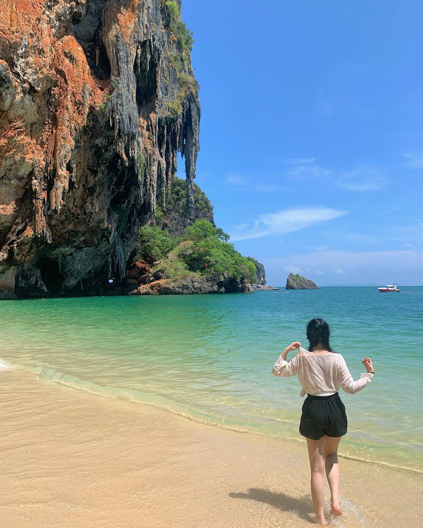 오묘한 물색와 절벽의 조합 ⛰️🏝️
나 라일레이 다시 돌아갈래 (๑و•̀Δ•́)و

🏝️Railay, Krabi, Thailand