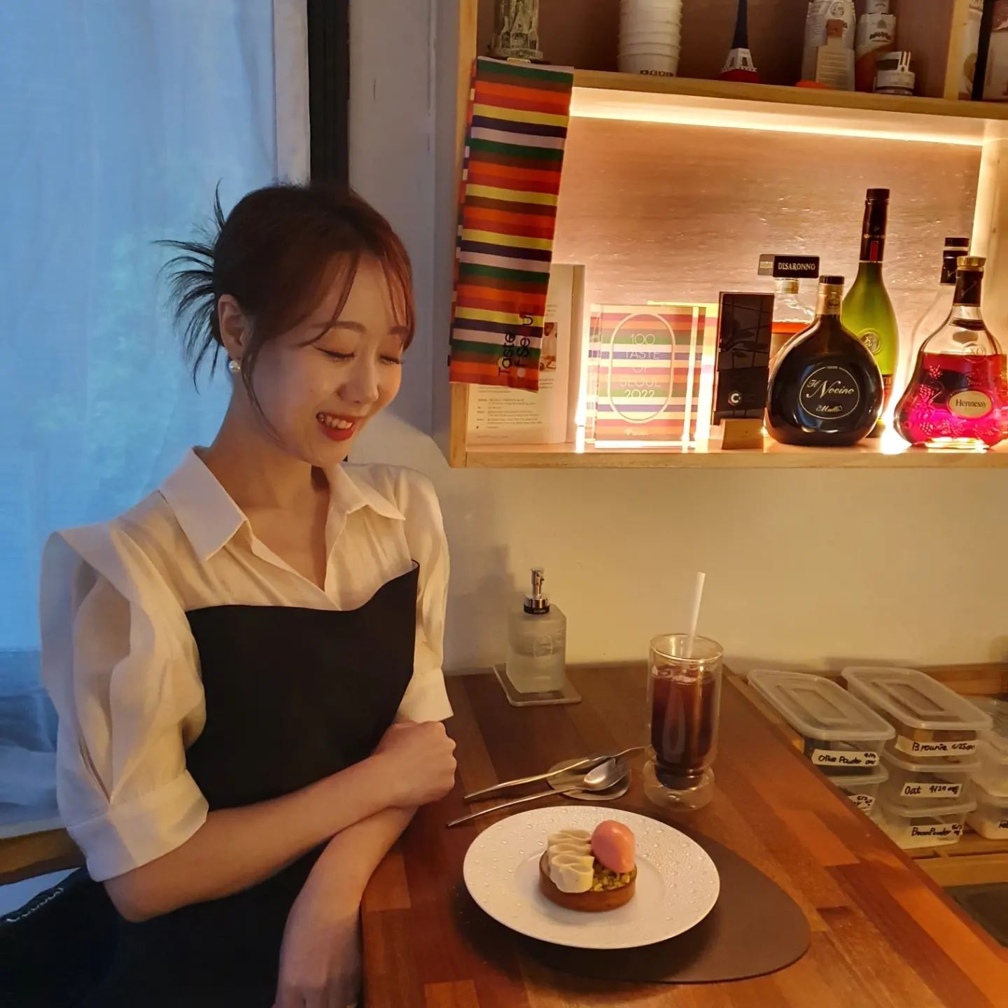 #카페추천 #제이엘디저트바

다들 디저트 좋아하시나요~??🤗

저는 요새는 바빠서 잘 못 갔지만
카페 투어하는 걸 참 좋아하는데요!!

디저트 가격대는 있지만 비주얼부터 맛까지
괜찮은 곳이 있어서 소개해 드리려고 해요!🍰☕

저도 생일 주간에 다녀왔던 곳!!
하나하나 예뻐서 다 먹어보고 싶지만
맛있게 즐기기엔 딱 2개가 적당한 거 같아용ㅎㅎ

코스보다는 원하는 단품으로 
2개 주문하는 거 추천!!❣

밤 사이 비가 많이 왔는데 모두 괜찮으시죠~?? 
하루 더 파이팅 하세요!! #금요팅