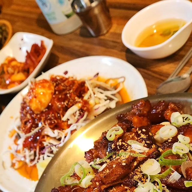 후니와이프 on Instagram: "#광고 지만 찐동네 맛집 공유!!!🩷 삼시세끼는 물론 야식도 자주 먹는편이라 나름 방구석 쩝쩝박사인 저희가 다녀왔습니당😆😆😆 제가 생각하는 족발의 포인트는