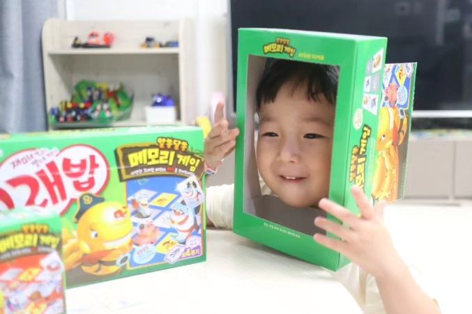 재미로먹고 맛으로 먹는 오리온 고래밥!

생일선물로 같은그림을 찾아 빙고를 맞추는 징고 보드게임을 선물받고는, 같은그림찾기에 관심을 보이던 중~

고래밥 뒷면에 메모리게임이 생겨서 바로 고고!
과자 먹으면서 같은그림을 찾으며 집중하더라구요~

orion_world
오리온 고래밥 고마워 ㅋㅋ

#고래밥 #고래밥투게더 #메모리게임 #간식
