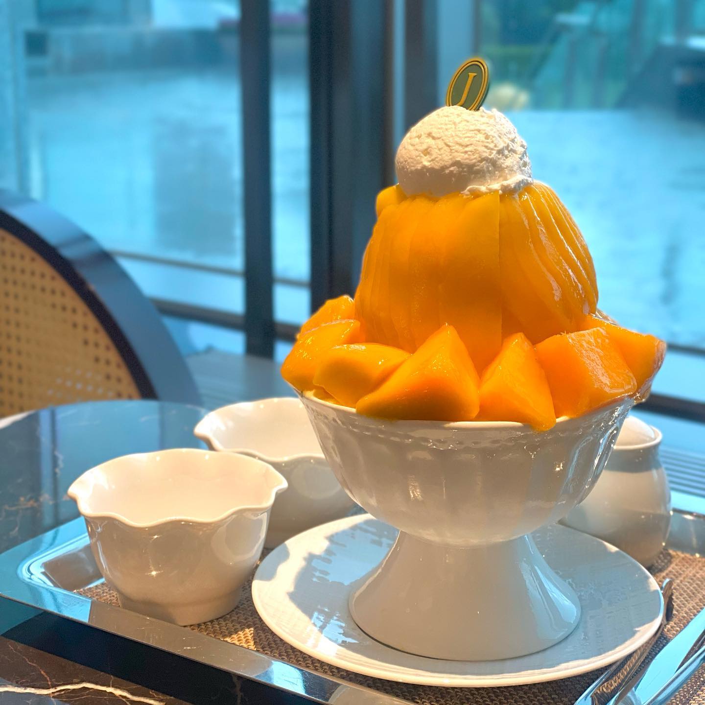 제주 애플망고 빙수💛
⠀
망고는 뭐 언제나 늘 항상 맛있고
고량주가 빙수를 만나니까 신기하게 맛있었다✨
⠀

⠀
⠀
#그랜드조선부산 #애망빙 #애플망고빙수 #부산 #해운대해수욕장