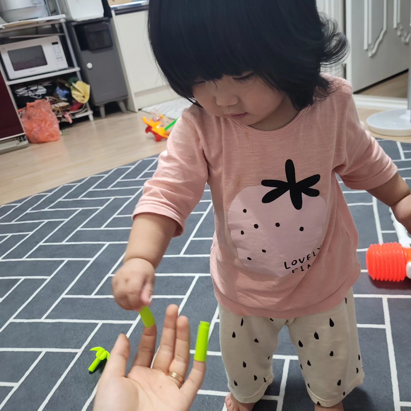 ㄱ..그만 끼워....
엄만 손꾸락이 커서 잘 안들어가😂
하루종일 같이 보내는것도 오랜만이네😉💓
갑자기 아픈 덕에 일주일간 엄마랑 티격태격 다하는중🤫

#육아재미솔솔 #하루하루꿀잼
#육아맞나 #엄마괴롭히기대장 
#장난꾸러기딸👧 
#소통해요❤️ #육아소통🤗