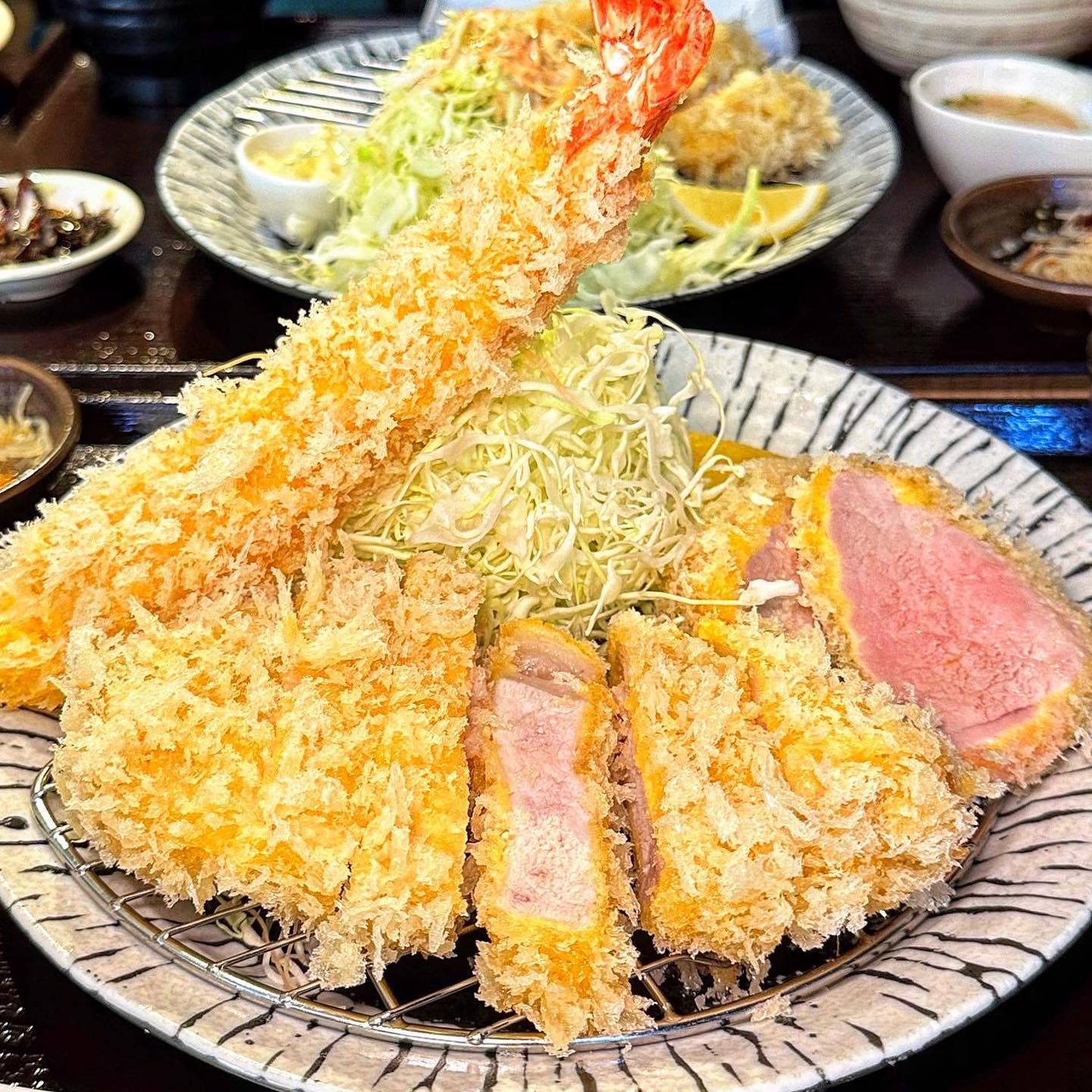 새하얀 튀김옷이 시선강탈‼️
저온으로 튀겨난 프리미엄 돈카츠❣️
.
.
🐷#요시다 #Yoshida
.
.
일본여행 에서 꼭 먹어보고 싶었던 메뉴 중 하나가
바로바로 돈가스였어요! 삐야긔🐥는 돈까스덕후 랍니다❤️

시선을 사로잡는 옅은 노랑, 하얀색에 가까운 튀김 옷
그리고 안의 고기는 분홍색에 육즙을 머금고 있는 자태🤗

저온으로 튀겨내는거라 기다림은 조금 필요하지만
그만큼 튀김 옷의 풍미가 깊게 느껴지는 맛과
고기의 육향이 은은하게 어우러져서 짱맛있다🥹!!

부드러운 고기의 퀄리티는 말이 필요없꾸
바삭한 튀김옷도 정말 매력적이었어요🧡
마지막에 주시는 파인애플 주스도 짱맛도리예요!
그러나 새우튀김은 비교적 평범..했어요👀ㅎ

사장님께서 한국말을 조금 하실줄 아셔서
메뉴주문도 수월하게 할 수 있어서 더 좋았다는🫶

여기 워낙 현지인 사이에서 더 유명한 곳이라
오픈런은 필수필수‼️ 음식이 더뎌서 회전율이 낮으니
미리와서 빨리 드셔야합니다🔥 추천 따봉이예요👍💛
.
.
@@후쿠오카 여행가서 같이 먹을 친구 태그 :)
.
.
.
🐷1 Chome-13-20 Tani, Chuo Ward, Fukuoka
🐷영업시간 11:30~14:30, 18:00~20:00
🐷안심&새우튀김 런치¥2100, 등심&안심까스 런치¥2000
.
.
.
#성장기삐야긔 
#후쿠오카여행 #후쿠오카맛집 #일본음식 #일본맛집 #일본여행맛집
#돈가스맛집 #돈카츠맛집 #돈까스맛집 #후쿠오카 #일본돈까스 
#후쿠오카먹방 #일본먹방 #Fukuoka #ドンガス #donkatsu