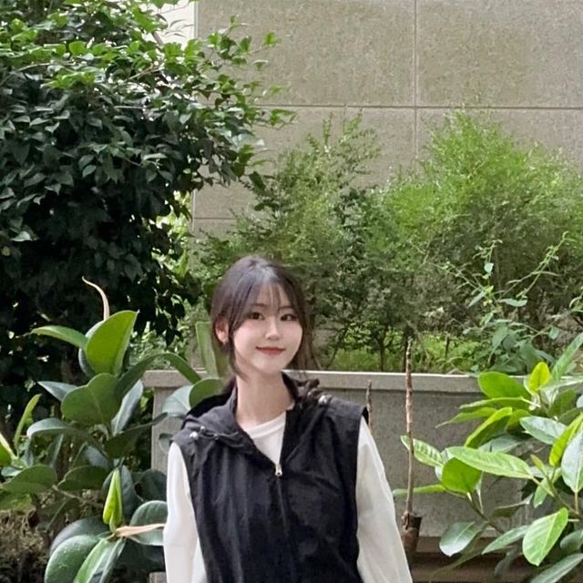 민지 on Instagram: "@1rony9orno_official 쨘! 여기 조끼 보이시는지!!! 완전 이쁘죠😖 이쁜 디자인 뿐만 아니라 100%나일론 소재로 방수효과가 높아 생활방수가 뛰어나요🙂 통기성과 가벼운 중량감