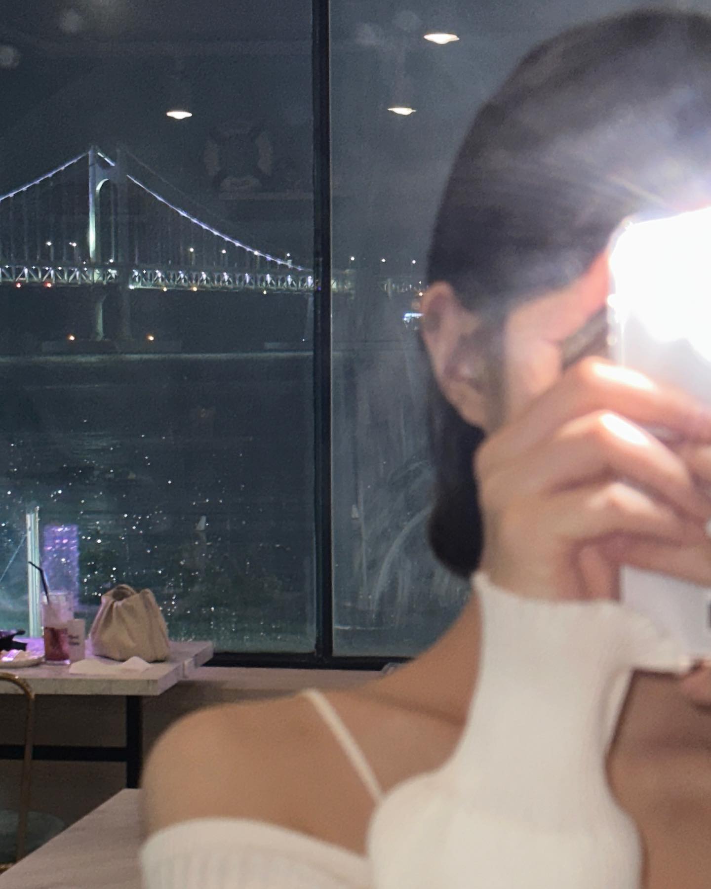 취향에 따라 칵테일 추천도 잘해주지만,
칵테일 맛을 조절할 수 있어 좋았던 #광안리칵테일바 !

내가 마셨던 버뮤다 시그니쳐 칵테일인
🍉워터멜론슈가~🍉 완전 추천!
요즘 계절에 완전 어울리는 수박주스 그 자체

친구가 마신 모히또는
정말 깔끔&시원&청량한 맛
이것 저것 먹어서 배부른 2차 때 마시기 좋은 칵테일🍸

안주는 감바스로~!
우리가 간 날에 바게트가 똑 떨어져 사진에는 없지만,
여러분들이 가는 날에는 있을거에요 🥖😉

전봇대, 지나가는 사람들 등 방해요인이 많아
온전히 오션뷰를 보기 힘든 다른 바와 다르게
4층에서 광안대교를 훤히 볼 수 있어 좋았던 곳 입니당👍🏻✨

📍주소 : 부산 수영구 광안해변로 133 4층 버뮤다97
⏰ 영업시간 : 18:00~02:00
(라스트 오더 01:00)
☎️ 0507-1443-7719
burmuda97