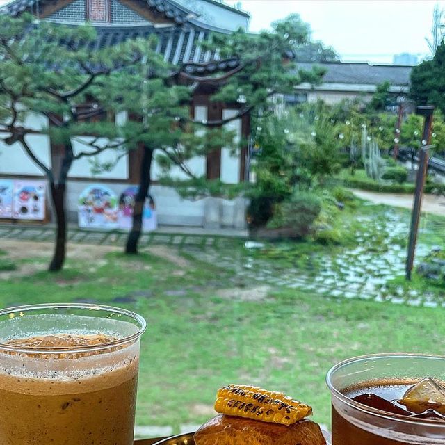 @hye_on.y on Instagram: ”#행궁동카페도화 행궁동 카페 나들이😊 비오는대로의 분위기 느끼면서
콧바람 쐬고 출근~~ 카페앞에 잔디밭이 천평이나있고 애견동반이라
날 좋은날 포미랑 오면 너무 좋을 것 같당!
귀여운 호랭이 캐릭터까지 귀욤쑤
갠적으로 서리태미숫가루 왕 마싯어요😚
•
•
•
#광고#행궁동카페#행궁동맛집#행리단길카페#행리단길맛집#행궁동카페거리#행궁동데이트#행궁동맛집추천#행궁동핫플#행궁동가볼만한곳#카페도화#도화타이거#행궁동카페추천#행리단길데이트#행리단길핫플#행궁동디저트#행궁동데이트코스#행궁동애견동반#행리단길데이트#행리단길 핫플#행궁동카페도화”