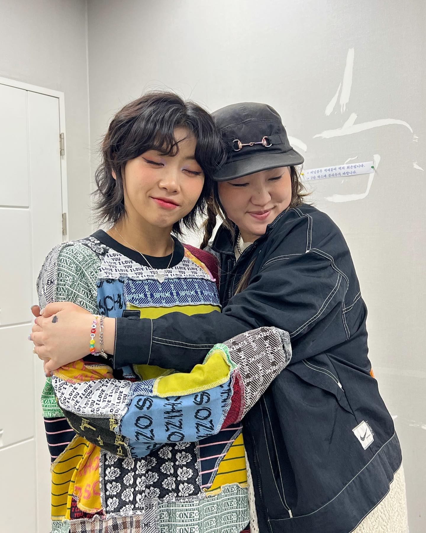 아이키 언니 앞에서 팬심 못감춘 나ㅜㅜ💖 이날 컨셉 넘 찰떡이셨따그영ㅠㅠ!! 🙌🏻
그리구 넘 스윗하시구 피부에서 꿀 떨어지셨던 봉선언니👑 메컵 맘에 들어해주셔서 감사해용 🥹🫶🏻 그리고 실물이 백배 더 잘생기신 조세호님👍🏻 같이 사진 못찍어서 아쉬운 맘에 비하인드 영상으로 🙏🏻 정 많이 들었던 울 댄서분들과 사진도 제대로 못남겼넹 ㅜㅜ
너무 멋진 분들 많이 만나서 꿈만 같았던 🎡FESTIVAL🎡 .
함께해준 아름,보경,정이에게도 감사감사 🙌🏻🎢🎠🩵
.
.
.
.
#일상#데일리#메이크업#메이크업아티스트#아이키#신봉선#조세호#산다라박#헤메#뮤비#뮤직비디오#셀피#셀스타그램#셀카#뷰티#뷰티스타그램#출장메이크업#룩북#daily#selfie#sandarapark#aiki#mv#shooting#fff