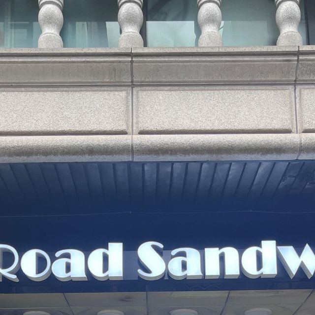 백광렬 on Instagram: "#광고 방이동의 샌드위치 맛집 @road_sandwich 에서 패스츄리 샌드위치/먹물트러플잠봉뵈르 먹고 왔습니다😄 가장 중요한 맛부터. 어렸을 때 먹었던 백화점에서 파는 샌드위