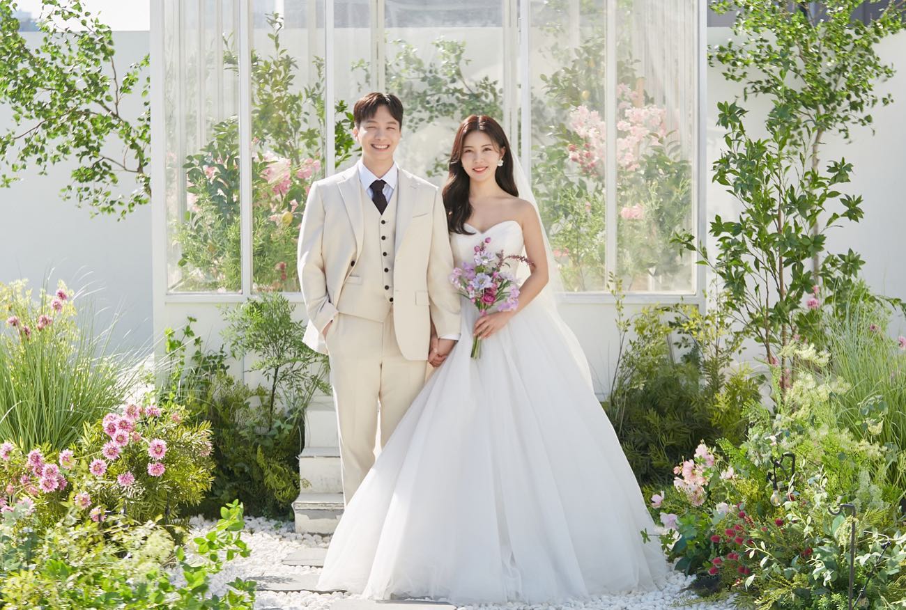 #결혼합니다 D-5
👰🏻‍♀️🤵🏻

3,080일의 연애를 마치고 부부로써 함께하게 되었습니다.
진심 어린 축하와 마음을 전해주셔서 정말 감사합니다🙏🏻

한 분 한 분 직접 찾아뵙고 소식을 전하며
인사드리는 게 도리이지만, 오랜만에 드리는 연락이 부담이 될까 하는 조심스럽고 죄송한 마음에 먼저 연락드리지 못한 분들도 많습니다.

부디 너그럽게 이해해 주시고, 넓은 마음으로 연락 주신다면 감사한 마음으로 소식 전하겠습니다.

귀한 발걸음, 소중한 시간 내주시어 저희의 앞날을 축하해 주신다면 그 마음 잊지 않고 깊이 간직하겠습니다.

23년 7월 22일(토) 17:00
호텔리츠컨벤션웨딩 8층 빌라드샬롯