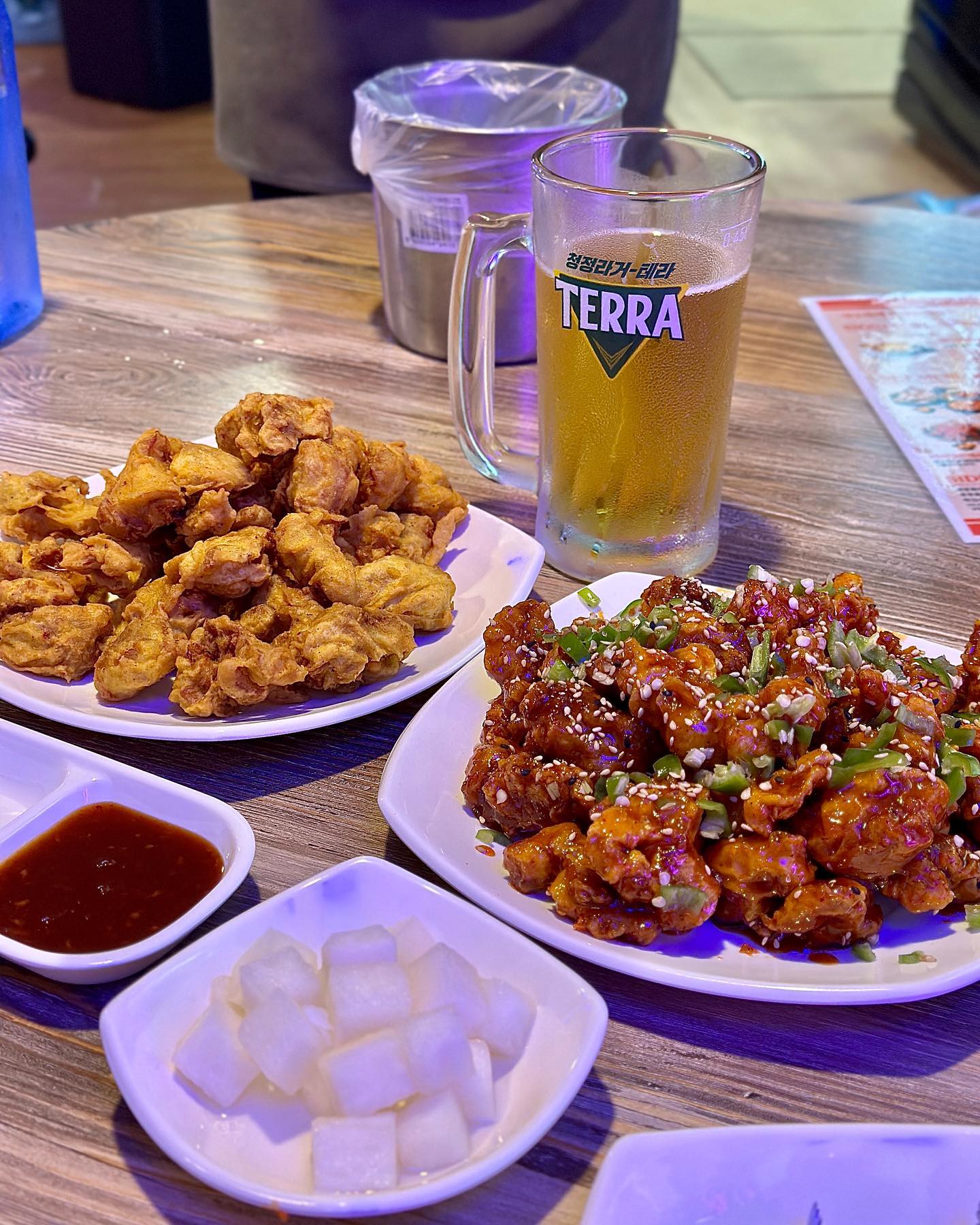 #치킨누리 

먹수니일지 🍗🍗

아주아주 오랜만에 동네 치킨 맛집 찾은 먹수니 쀼👩🏻‍❤️‍💋‍👨🏻

덥다고 프랜차이즈 배달만 시켜먹다가
날 선선할때 산책겸 동네 치킨 맛집 발견🤩

후반 양반 + 샐러드 + 음료 세트에 남표니 맥주 한사발까지 주문 완료🍺

카레향 폴폴 바는 순살 후라이드
달달한 양념 치킨!
양배추 샐러드랑 같이 먹는 조합 댕맛도리쥬 (*‾᷄ᵕ‾᷅*) 

한여름밤의 동네 산책 후 먹는 치맥 
오늘 또 땡겨버려여🍗❤️

.

🏠 울산 북구 새장터1길 10-1 1층 치킨누리

.

#울산북구맛집 #울산북구치킨 #염포동치킨 #울산북구호프 #울산동네맛집 #염포동술집 #염포동맛집 #먹스타