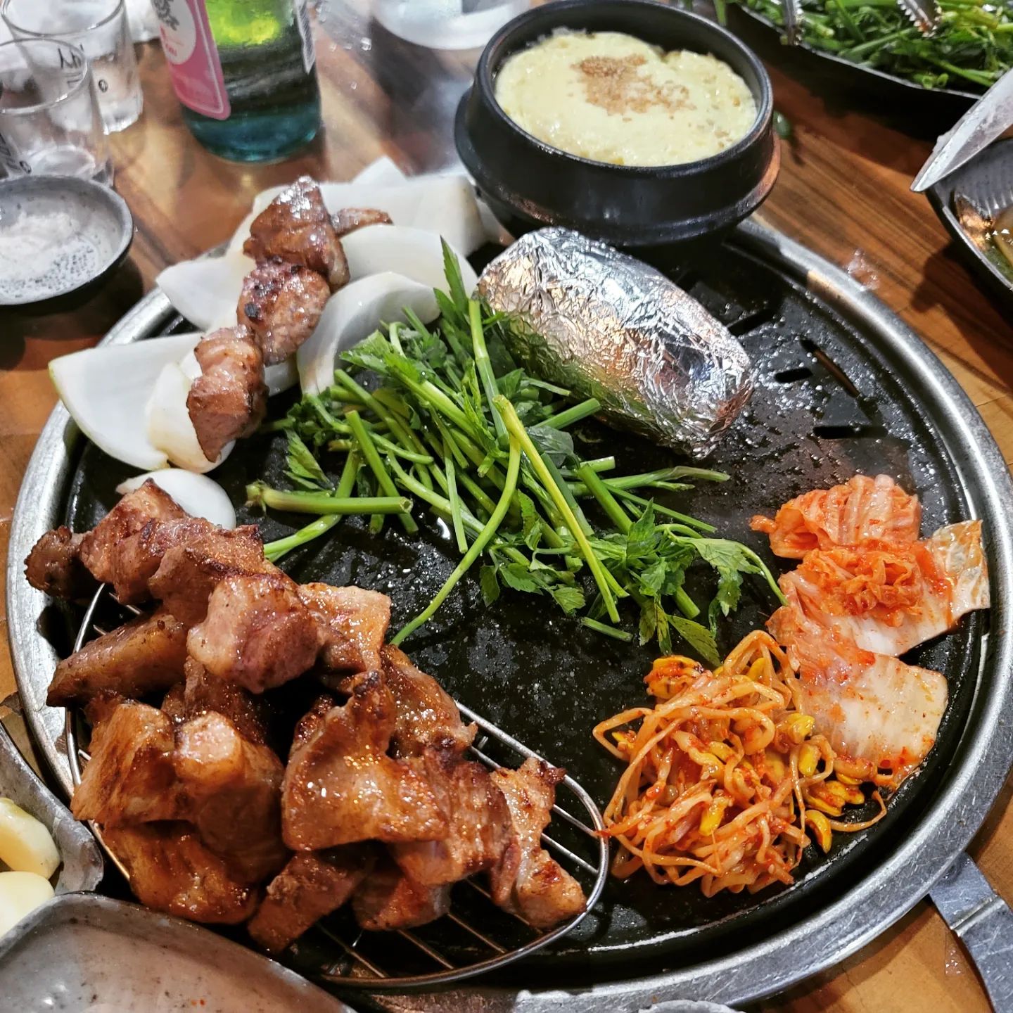 #남구로역맛집 #우잡고돈잡고 #오잇_구로
남구로역에 목살맛집이? 가고싶었던 고기집이 일찍 문을 닫아 과감하게 가보자고 들어간곳이 목살맛집이였다니! 서비스도 좋고 배터지게 먹고 왔습니다~ 드디어 남구로역에 맛집있다고 얘기 할 수 있게 됐네요~ 그리고 저 은박지에 있는건 뭘까요?

우잡고돈잡고는 남구로역 1번출구에서 나오면 있는 골목에 위치하고 있는데요. 목살이 초벌되서 나와요. 얼른 먹고싶어지는 비주얼에 향긋한 미나리에 크게 썰려있는 목살을 한입 딱 먹으면 크으~ 쫄깃쫄깃 식감에 입안에서 육즙 팡~ 먹으면서 고개를 끄떡거리게 됩니다. ㅎㅎㅎ 그만큼 맛있어요! 거기에 계란찜과 된장찌개는 기본으로 나오고요. 은박지에 있는건 바로바로 새송이버섯! 아주 잘 익어서 육즙이 캬~ 거기다 고기가 맛있어서 더 시켜서 배터지게 먹고 왔습니다. 냉면은 입가심으로 딱이에요. ㅎㅎ 사장님과 직원분들이 친절하셔서 더욱 좋았네요!

왜 이제 알게된건지 다음에 남구로역에 고기 먹으러 간다면 또 갈꺼에요!

네이버 검색창에 @오잇 검색하셔서 보시거나 혹은 프로필 링크를 클릭해주세요!
.
.
.
#음식스타그램 #먹스타그램 #먹스타맞팔 #먹스타맞팔환영 #jmt #존맛 #존맛탱 #맛집 #맛스타그램 #소통환영 #소통 #선팔하면맞팔 #남구로역 #구로디지털단지맛집 #구로맛집 #구로디지털단지 #맛있다그램 #목살맛집 #목살 #남구로역1번출구 #저녁 #저녁추천 #저녁메뉴 #회식장소추천 #고기맛집 #푸드스타그램