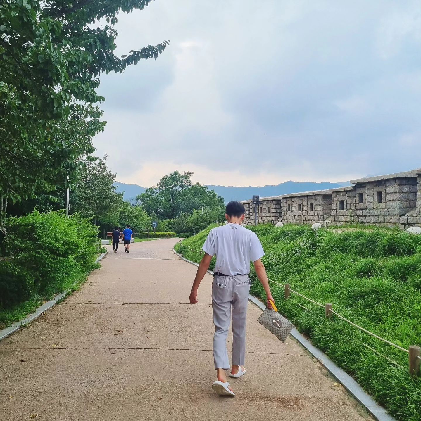 어김없이 돌아온 월요일 //
다들 주말 잘 보내셨나요 !!?

평일엔 틈틈히 일해주고
주말엔 남편이랑 하루종일 붙어있는게
젤 좋운 , , 🫶🫶

비록 장마철이라 덥고 습했지만
오랜만에 산책 좋았다 , , ! 🔥❤️