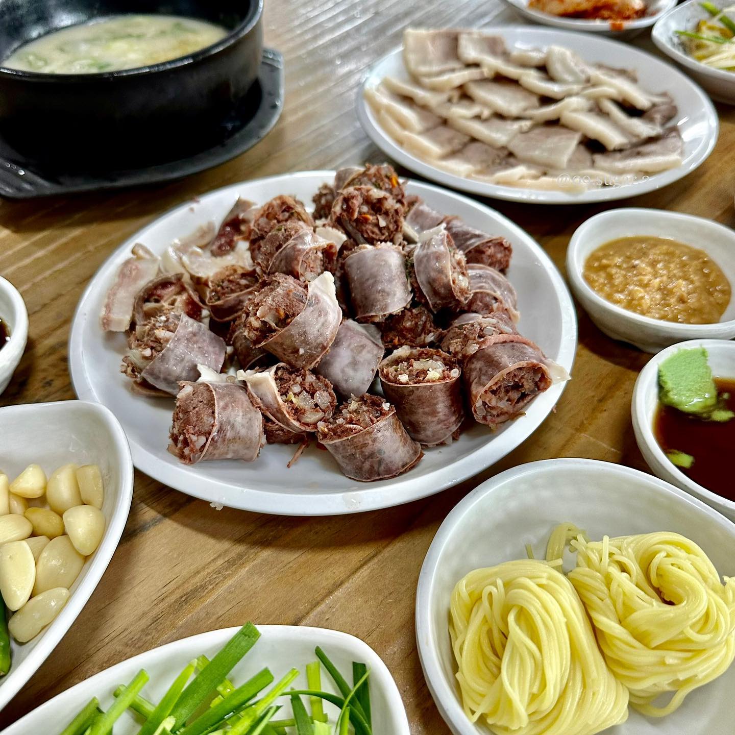 비올때 먹어줘야 하는 메뉴 맞쥬 -!☔️

가끔 순대랑 국밥 먹으러 찾는 곳 중 한곳🙌
울주군 웅촌에 있는 ‘검단돼지국밥’ 

오랜만에 또 방문했는데 여전히 맛있음 ㅎㅎ
이번엔 수육백반에 순대 먹고 왔어요!

기회되시면 한번 가서 드셔보세용!
여기 국물 진짜 깔끔한게 매력이에요 :)👍

순대랑 수육도 얼마나 맛있게요 ~?!
드셔보셔야 알아요 헤헤🤩

방문 할때마다 사장님,직원분 다 친절하셔서 항상 기분좋게 맛있게 먹고 나오는 곳이랍니당 ! 

울님들 비조심 하시고 빗길 운전, 출근길 항상 조심하세요!
오늘 하루도 수고많으셨어요🙌 굳밤 -!🌙🩵

.
.
.
.

#울산맛집 #울주군맛집 #웅촌맛집 #울산국밥 #웅촌국밥 #검단돼지국밥 #울주군가볼만한곳 #울산가볼만한곳 #양산맛집 #서창맛집 #덕계맛집 #먹스타그램 #국밥 #국밥맛집 #순대맛집 #수육맛집 #울산순대맛집 #먹스타 #먹팔