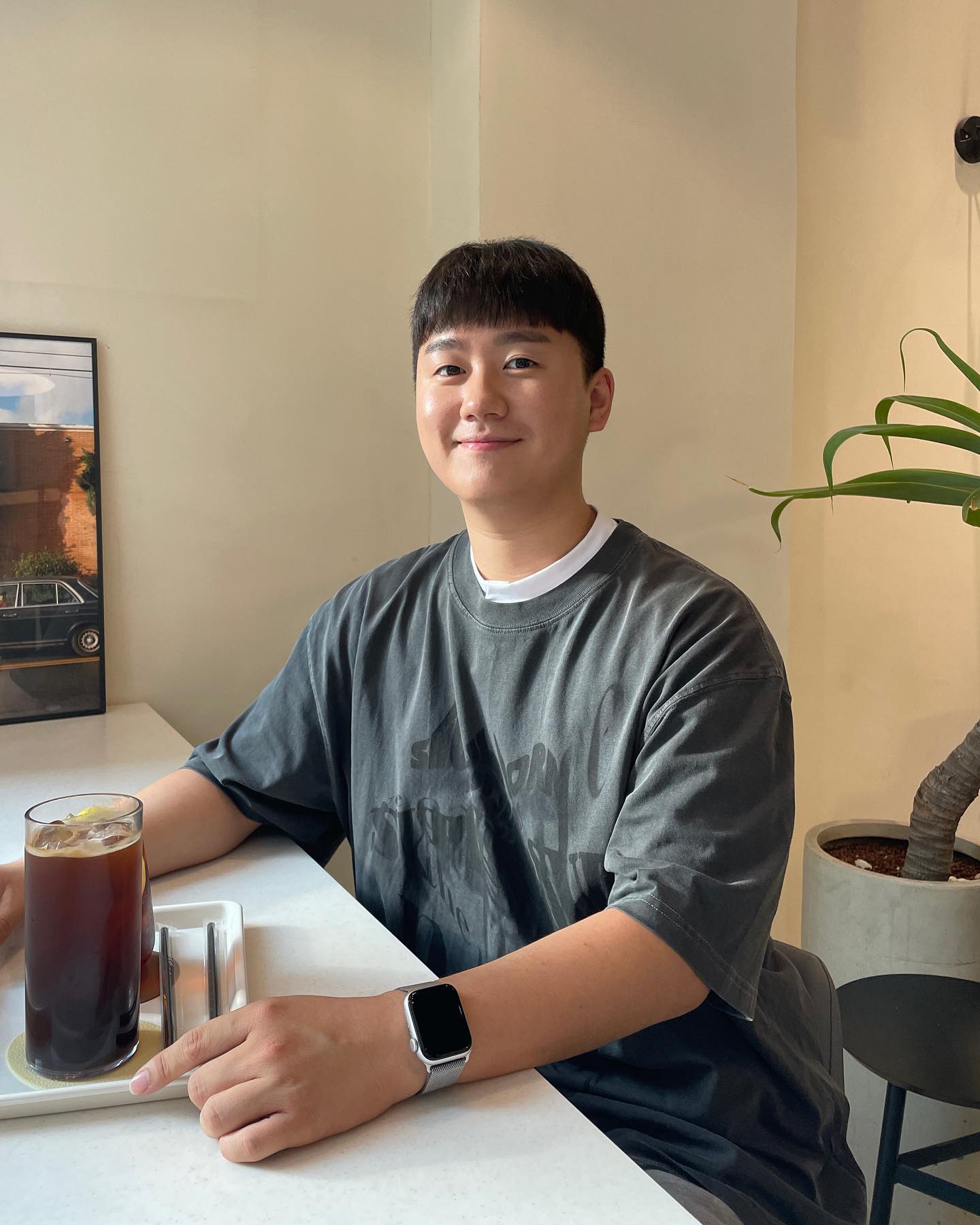 supersub_kr #슈퍼서브 #무신사슈퍼서브 

머리 자르러 갈 시간 없어서 한 동안 덥수룩 했는데
이번엔 밤톨이로 잘랐어유 !! 

오랜만에 박시한 티 입었는데 
통통한 스팸 몽뚱아리도 가려주구 넘 좋쟈나 ,, 🥹

슈퍼서브 23 여름 컬렉션으로 나오고
무신사에도 들어가 있어서 다들 한 번쯤은 지나치다 봤을 수도 !?!

편한 일상 데일리룩부터 놀러갈 때 
편하게 입기도 좋아서 활용도 최고입니당 😗❤️
