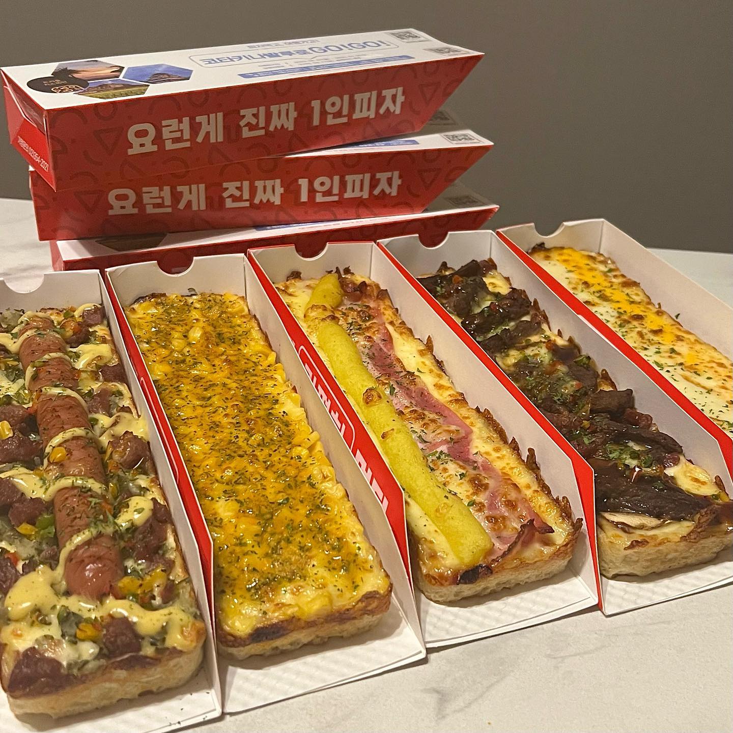 🧸피자먹다-율량점🧸 #협찬

피자먹다에서는 25cm 직사각형의 1인 피자를 여러가지 맛으로 즐길 수 있어요🤤 동그란 피자가 지겨우신 분들께도 강추! 

매장에서 직접 숙성한 엑스트라 버진 올리브오일이 첨가된 도우로 만들어져 일반적인 피자보다 훨씬 부드러웠어요! 롱소시지, 마약옥수수, 고구마베이컨, 비프스테이크, 트리플치즈폭탄 다섯가지 맛으로 주문해보았는데 토핑 양이 도랏,,😇

전부 맛있었는데 가장 맛있었던 두가지는 롱소시지피자와 트리플치즈폭탄피자! 롱소시지피자는 뽀득한 롱소시지에 피클렐리쉬가 어우러져 완전 핫도그 느낌이더라구요! 트리플치즈폭탄 피자는 진짜 말그대로 치즈폭탄,, 치즈가 넘쳐 흐르더라구요,,🐷 

매장 인테리어는 물론 주방도 너무 깨끗해서 안심하고 먹을 수 있겠다는 생각이 들더라구요:) 각 메뉴당 -1,000원 포장 할인도 있어서 포장 추천합니다💪

▪️충북 청주시 청원구 율량로 135 대원3차상가 114호

▪️매일 11:00-23:00

▫️롱소시지피자 6,500원
▫️마약옥수수피자 4,500원
▫️고구마베이컨피자 5,500원
▫️비프스테이크피자 6,500원
▫️트리플치즈폭탄피자 5,900원

#피자먹다 #1인피자 #네모피자 #이색피자 #디트로이트피자 #사각피자 #eatpizza #피자맛집 #주성동맛집 #청주맛집 #율량맛집