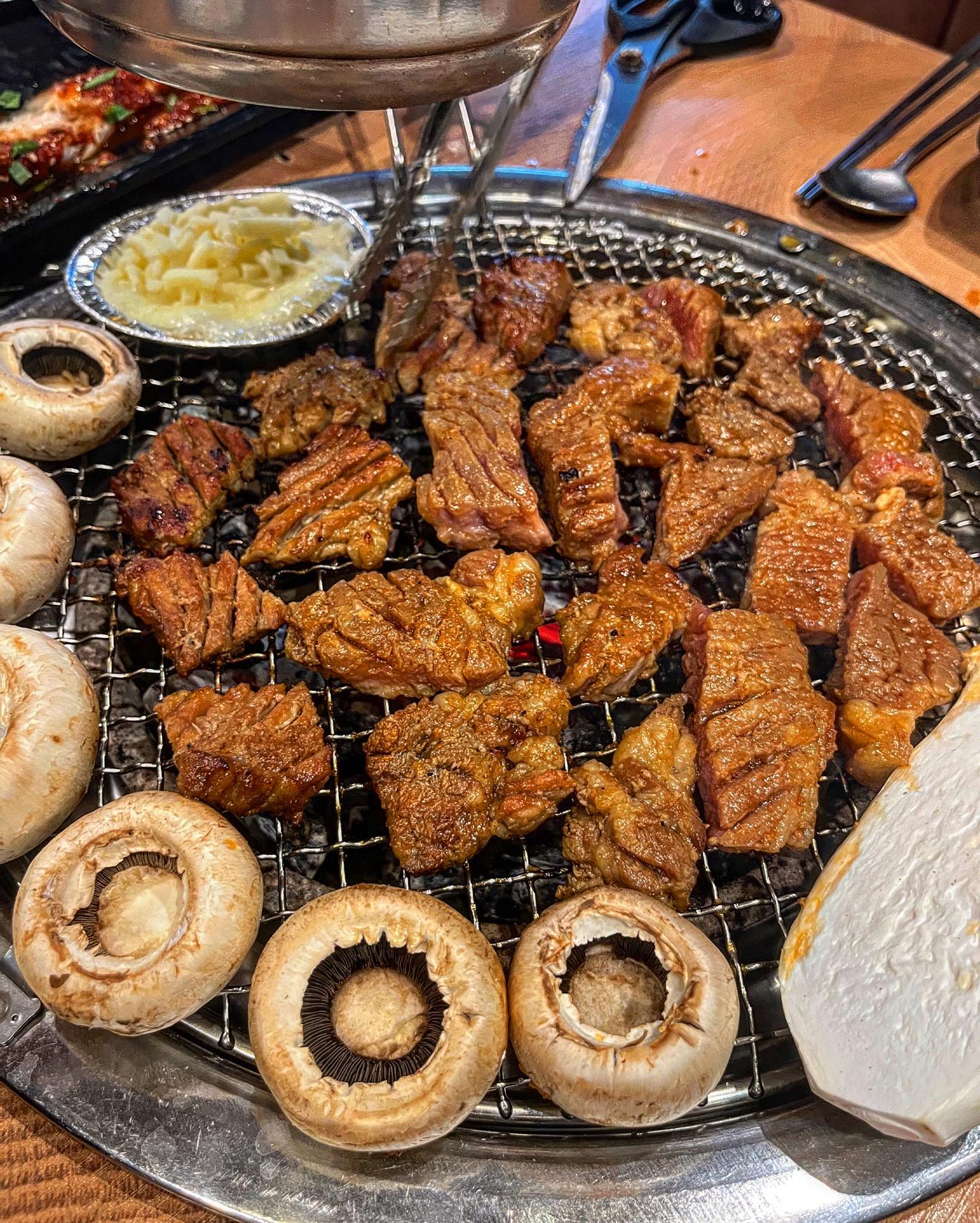 #협찬
✔️전설의 스테이크갈비

마곡역과 발산역 사이에 있는 갈비집
전설의 스테이크갈비랑 매운스테이크갈비 먹었는데 맛있다
매운거 보다는 기본이 더 맛있음

냉면 맛있고 기본으로 반찬이 잘나온다 코다리조림이 기본으로 나옴👍

돼지껍데기 서비스로 주셨는데
껍데기도 정말 쫄깃쫄깃하고 맛있음

버섯추가 필수‼️ 버섯도 맛있음😍
고기에 마늘소스+치즈 조합 최고

👉🏻 테라스를 개방하면 야장느낌나는 고깃집

▪️ 전설의 스테이크 갈비 16,900
▪️매운 스테이크 갈비 16,900
▪️비냉 6,000
▪️퐁듀 치즈 2,500
▪️버섯모듬 6,000

⏱11:00-23:00
Break time 15:00-17:00
Last order 21:50
매주 일요일 휴무
☎️02-3661-2009
📍마곡동 772-5
주차가능(지하 주차장) 2시간무료

#발산역맛집 #마곡역맛집 #강서맛집 #마곡맛집#발산맛집#전설의스테이크갈비#서울맛집#서울갈비맛집#먹팔#먹스타맞팔#먹스타소통#갈비맛집#먹팔하면맞팔