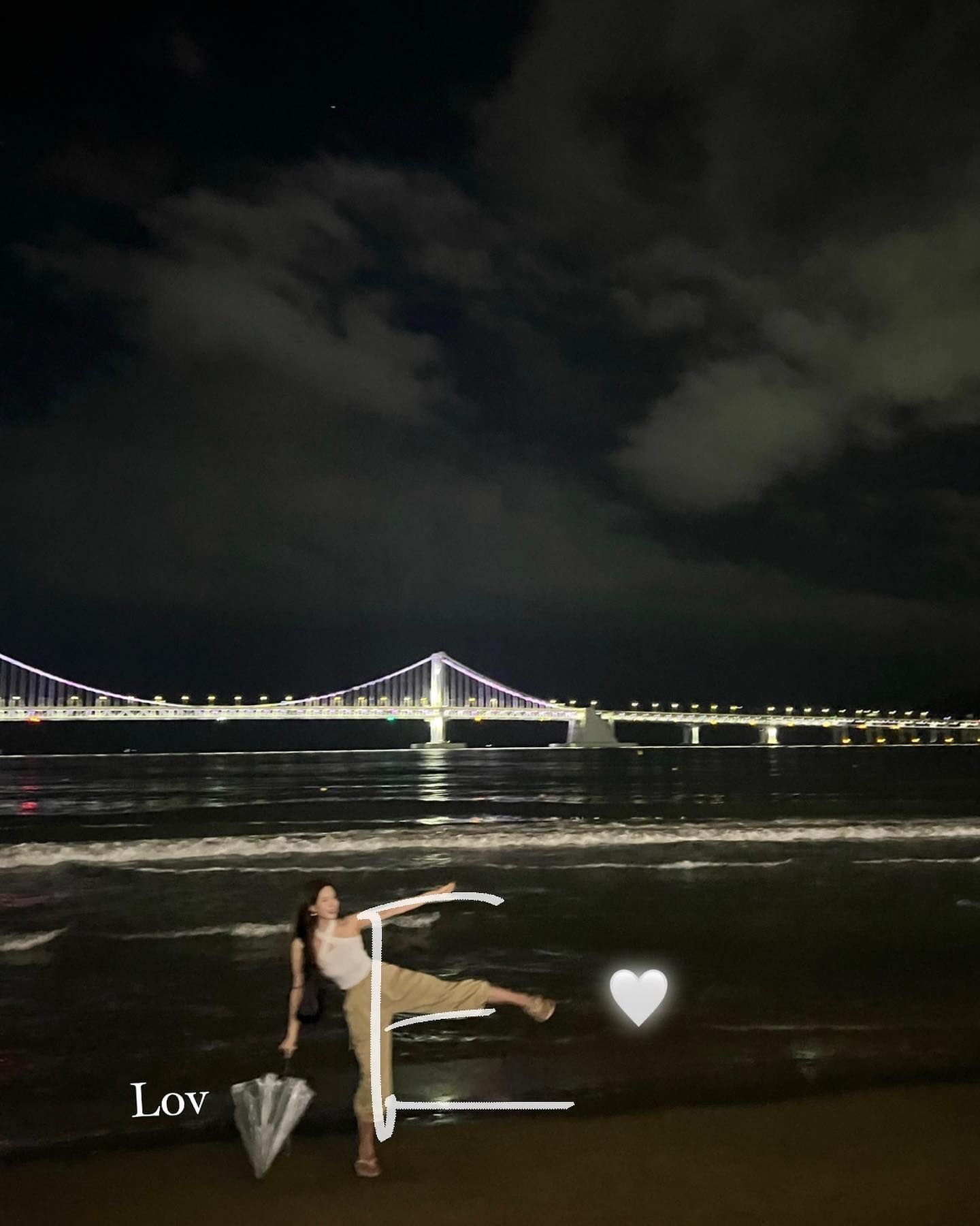 여자끼리 여행가서 갤러리에 
이런사진만 백장남겨온거 ㅎ… ..
진짜 앞으론 팔푼이 덜렁이 비글비글 다 숨겨 🥹 …
이뿐척 메모메모 ✍🏻 ..