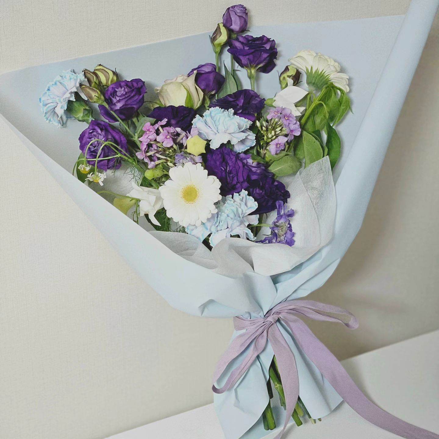 💐
절화 관리가 어려운 여름임을 실감하는 요즘.
그렇지 않아도 어려운데 야근까지 나와 함께해서 시들해져버린 도라지꽃과 마가렛...
꽃도 야근은 힘들어😭
