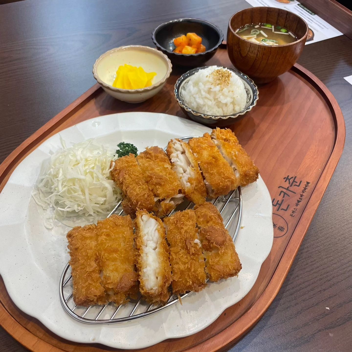 상암DMC점 돈카춘

돈까스를 좋아하는 우리들에게
맛집이 생겼어요
돈까스도 두툼하니 너무 좋았어요
그리고 특히 마제소바 키마카레는
말모말모 말할것도 없이 👍👍
이래 쓰고있으니 또 생각이 나네요
직원분들도 친절하니 좋았어요
조만간 또 가야겠어요🩷

🔶️서울 마포구 월드컵북로 396 지1층 1085호
🔶️02-2039-2918
🔶️월~토 11:00~20:00 (14:30~17:00 브레이크타임)
donkachun_official

#돈카춘상암DMC점 #상암DMC맛집 #상암DMC돈까스맛집 #상암DMC마제소바 #상암DMC키마카레 #상암DMC데이트코스 #상암DMC #상암DMC데이트 #상암DMC외식 #상암DMC회식 #상암DMC카레맛집 #상암DMC카레전문점 #상암DMC돈까스맛집 #상암DMC돈카츠맛집 #상암DMC키마카레맛집 #상암DMC마제소바맛집 #돈까스 #키미카러 #마제소바 #맛집맛집