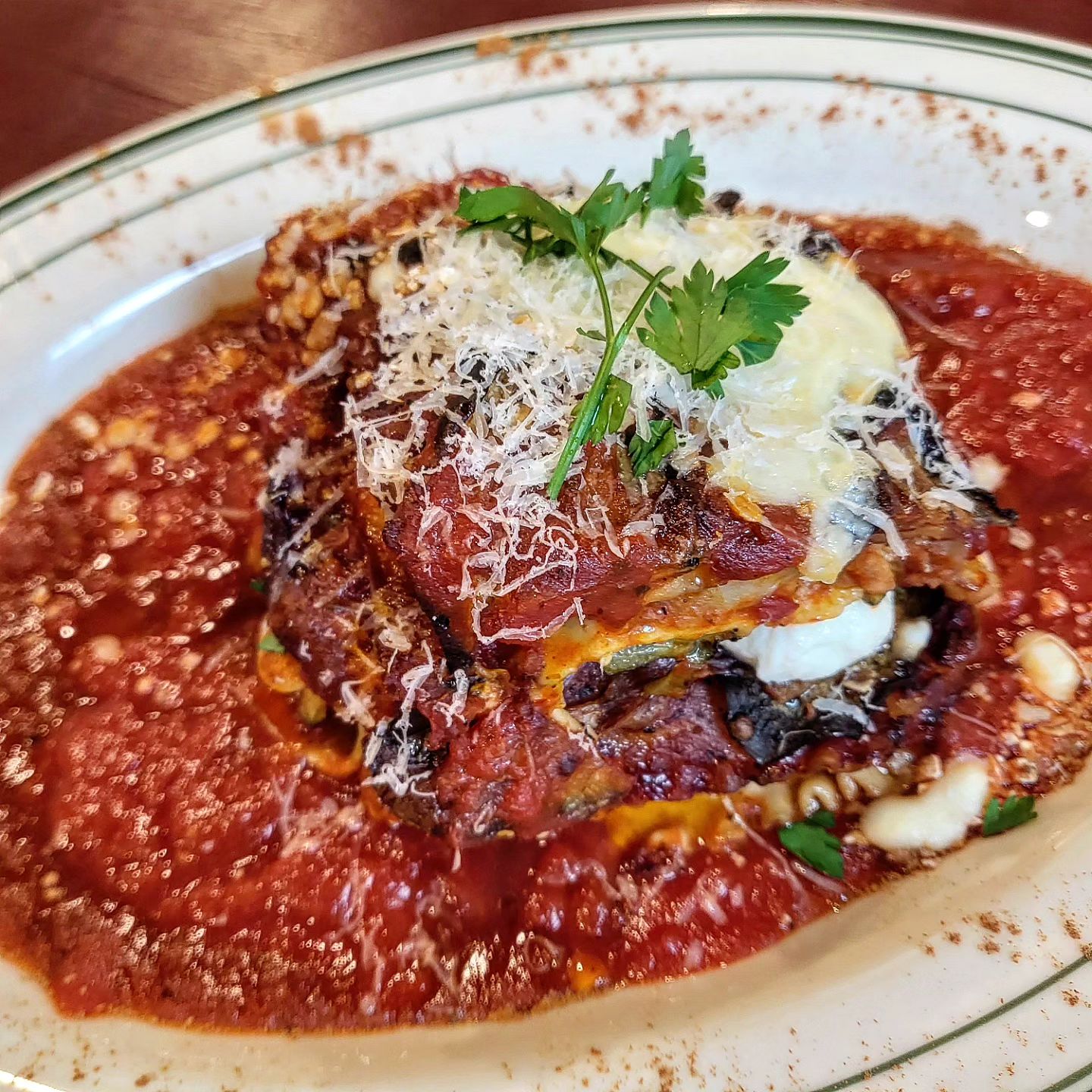 🍴무목

경복궁역 골목에 숨겨진
이탈리아 레스토랑 무목에 다녀왔어요

미트라자냐는 크림치즈랑 가지가
층층이 쌓여있었는데
크림치즈에 토마토 소스 조합이
괜찮더라구요😋

명란오일파스타는 명란이 진짜
한가득 들어있는데
수란이랑 잘 섞어서 먹으면 짜지않고
넘 맛있었어요👍

특히 여긴 오믈렛 맛집👏👏👏
퐁실퐁실 부드럽고 달달한 오믈렛이
입에 넣자마자 녹는데
진짜진짜진짜 맛있어요😭😭😭

경복궁+미술관 구경하고
골목길 따라 오면서 데이트하기
딱 좋은 코스💯

#경복궁맛집 #경복궁역맛집 #경복궁데이트 #경복궁나들이