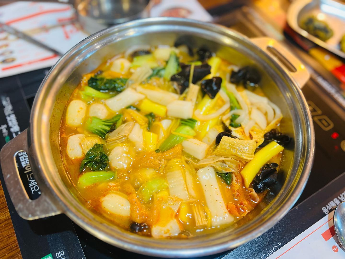 #협찬
요즘 마라탕 좋아하시는 분들 많으시죠
이번에 두끼체인지업으로 마라탕을 무한으로 먹을 수 있다해서 다녀와봤어요
입문자부터 고수들까지 입맛별로 내 맘대로 소스도 조절할 수 있으니 남녀노소 모두 즐기기 너무 좋아요
전 강한 향은 싫어 입문자 코스로 먹었는데 제 입맛에 딱!너무 맛있었어요
마라탕에 크런치치즈까지더해 매운맛도 가라앉히고~
마라탕먹고 떡볶이먹고 두끼 무조건 추천해요!!

#협찬 #두끼 #두끼체인지업 #두끼마라탕 #두끼청주지웰시티점 #청주맛집