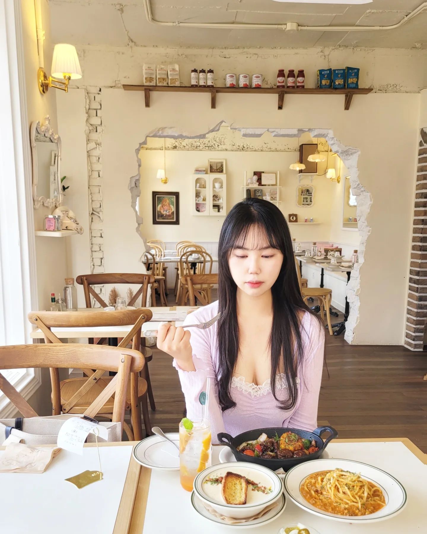 #협찬 행궁동에서 예쁘고 아기자기한 레스토랑
#마이미마 소개드려요 🌷 my_memaw

와.. 정말 행궁동 처돌이지만 어떻게
모든 메뉴가 다 맛있는지 ㅎㅎ

플레이팅도 아기자기 너무 예뻐서 인스타 감성 제대로에
토마토 라구 파스타는 소스가 진한게 완전 존맛탱 🍝

찹스테이크는 고기 퀄리티가 너무 좋고
부드러운 데리야끼 양념에 옥수수가 포인트!
겉바속촉한 식감이 아주 중독적 🌽✨️

클램차우더는 마늘빵을 크림소스에 푹 찍어먹으면
 환상 그 잡채에요...

#행궁맛집 #행궁동양식 #행리단길맛집 #행궁동레스토랑 #행궁동레스토랑추천 #행궁동맛집