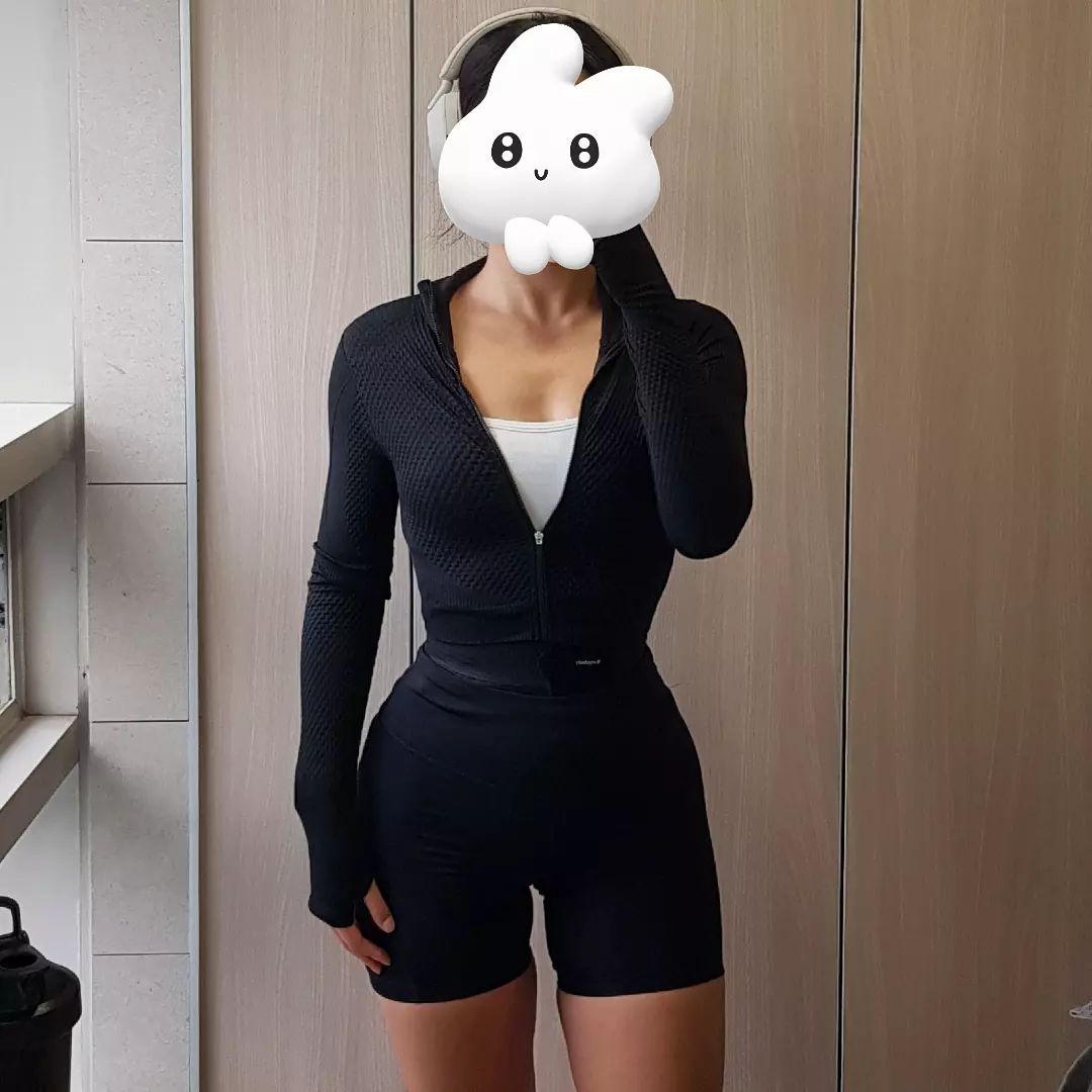 #오운완 #바이커팬츠 입으면 저만 이렇게 소세지허벅지 되는 거 아니죠...?༼ಢ_ಢ༽ 요 며칠 몸도 너무 무겁고 중량도 안 쳐지고 찌뿌둥하고 그랬는데 역시나 대자연이 시작됐습니다🤬 힝구 잠도 엄청 많이 와요😣💫

그래도 내일은 군대 간 동기가 첫 휴가 나와서 술약속이 있기 때문에 운동 못갈거같아서 양심상 상체 열심히 하구왔습니당‼️ 데드리프트는 할 때마다 자세에 의구심이 들지만 뭐...킵고잉해야죠ㅋㅋㅋㅋ
어깨도 탈탈 털고 와서 글 쓰는 것도 좀만 힘들지만 화요고개 파이팅 하자구용👊🏻