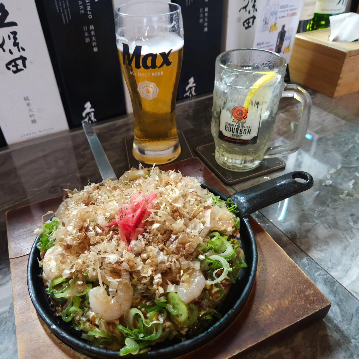 #협찬 구로디지털단지역 이자카야 맛집 #호요 🍻🫶

다 맛있어보였지만 호요는 철판요리주점에 하이볼 명가!!
바로 오코노미야끼랑 야끼소바 주문하고 하이볼이랑 생맥까지〰️〰️

지금까지 먹은 오코노미야끼 중에 호요가 베스트,,🫢
하이볼이랑 생맥주랑 다 잘어울려서 먹는내내 행복했다,,❤️❤️

눈 앞에서 만들어주시니 기다리는동안 지루하지도 않고 
가게 내부가 통창으로 되어있어서 답답함없고 바깥 구경까지,,👍

앞으로 호요 생각날때마다 자주 찾아갈듯 ദ്ദി*ˊᗜˋ*)
-
🚩 호요 구디점
➰️ 서울 구로구 도림천로 452 301동 206호
➰️ 영업시간 
( 월요일~금요일 17:00 - 01:50 )
( 토요일 15:00 - 01:50 )
( 일요일 13:00 - 23:50 )
.
.
#철판요리 #혼술 #맛집 #구디역 #구로디지털단지역 #구디맛집 #구로디지털단지역맛집 #구디 #구디역데이트 #구디데이트 #대림맛집 #대림역맛집 #맛있는집 #생연어 #분위기 #데이트 #소개팅 #가쿠빈 #하이볼 #호요구디점 #구디술집 #구로디지털단지술집 #구로디지털단지맛집 #구디술집추천 #오코노미야끼 #오코노미야끼맛집 #하이볼맛집