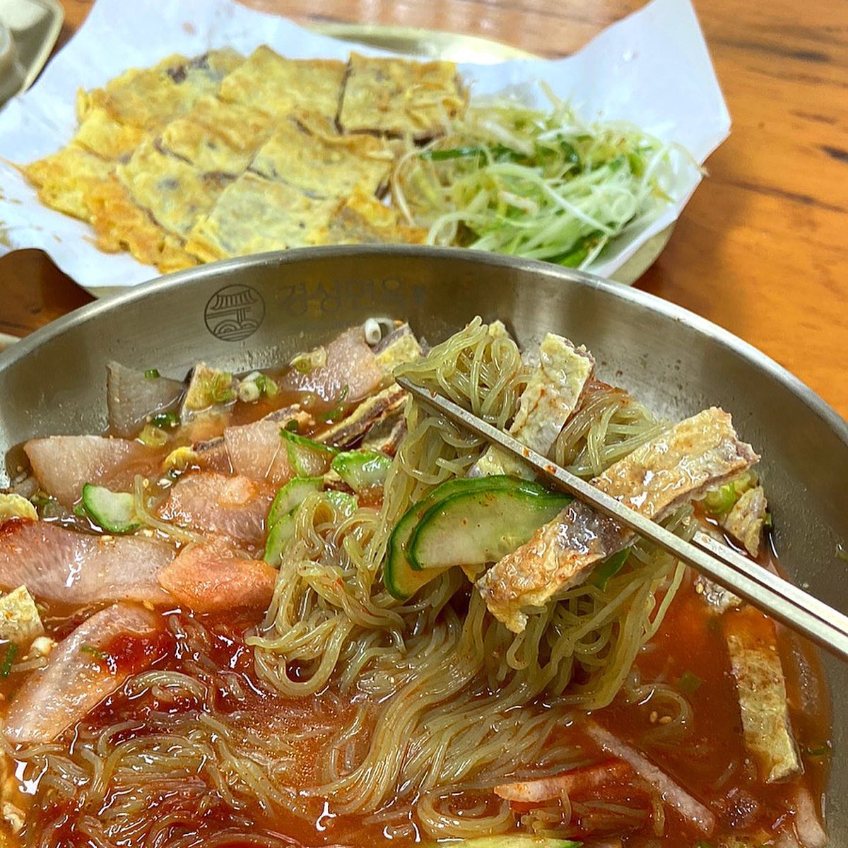 #협찬 #원내동맛집 

물냉면 비빔냉면 그것이 고민일땐 저처럼 물비빔면 주문❤️

없던 입맛도 돌아오는 새콤달콤한 비빔장에 물냉면처럼 시원하게 즐기고 왔어요!

고명으로 올라가는 육전으로 풍미까지 🫢 근데 육전은 꼭 따로 시켜서 같이 먹어야하는거 알죠~!? 욕심내서 만두까지 시키니까 배터져❤️❤️

온육수도 한컵 내어주시는데 크- 여기 고기육수 잘해서 갈비탕도 맛있을 듯😎

—————————————-
#경성면옥 
물비빔면 11,000
소고기 육전 8,000
왕만두(5ea) 6,000
—————————————-
#대전맛집 #원내동냉면 #대전냉면맛집 #대전육전 #유성맛집 #유성구맛집