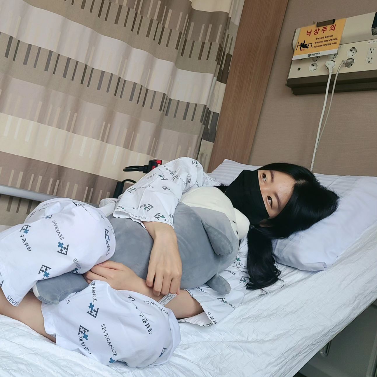 어떻게든 아등바등 살았는데
건강 앞에선 다 무너지더라구요
잘다니던 직장도 그만두고
건강한몸으로 돌아가고자 애쓰고있어요😊

무슨질병인지 많이들 궁금하신거 같은데
완치하면 기분좋게 그때 알려드리고 싶어요~

병동에 갔는데 제가 제일 어렸어요ㅠㅠ 
간호사로있다가 환자로 있으니 느낌이 묘하기도 하고....
그와 동시에 무조건 이겨내야겠다는 의지가 뿜뿜!!

주변에 친한친구들 몇명한테 이야기 했는데 눈물많은 내 친구들... 나보다 더 울어주고 챙겨주는 모습을 보니
내 사람들 때문에라도 더더욱 병을 이겨내야겠다는 생각이 많이 들었어요!!
(가족들, 남자친구, 내친구들 모두 사랑해❤️❤️)

원래 되게 잘우는데
요즘 정신 빠짝 차리느라 잘 안울어여!!!

병원에서도 수술, 치료잘받았고
앞으로도 열심히 치료받을거니까
지켜보세오😚
반드시 완치한다 담비쓰!!!!

그럼 백수담비 20000🖐🖐
.
.
#투병일기 #투병생활 #세브란스병원 #세브란스 #연세대 #간호사 #널스타그램 #간호학과 #간호사그램 #백수