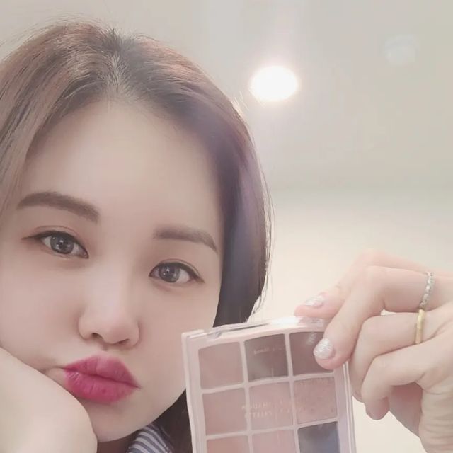 😃 on Instagram: "#협찬 ᰔ (❁ᴗ͈ˬᴗ͈)⁾⁾⁾ 열두번째 :  페이버릿 9섀도우 + 초슬림 아이라이너 똥손도 가능한 아이메이크업 셋뚜셋뚜 👏 9가지 페이버릿 컬러로 베이직하고 깊이감있고