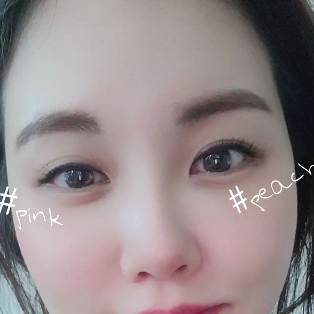 😃 on Instagram: "ᰔ (❁ᴗ͈ˬᴗ͈)⁾⁾⁾ 열아홉번째 :  앰플블러셔 핑크/피치 앰플블러셔가 은은한 미세펄로 자연스럽게 발색되고, 뭉침없고 건조하지않게 초보자도 쉽게 블렌딩 할 수 있도