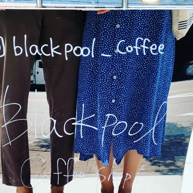 😃 on Instagram: "#오산신상카페 노란 문을 열고 들어가면 분위기좋은 갬성의 분위기 반전 🕶 📍#blackpool coffee shop @blackpool_coffee 주소 : 경기 오산시 궐동 611-4 스타팰리스 1F. coffee shop (건물 뒷