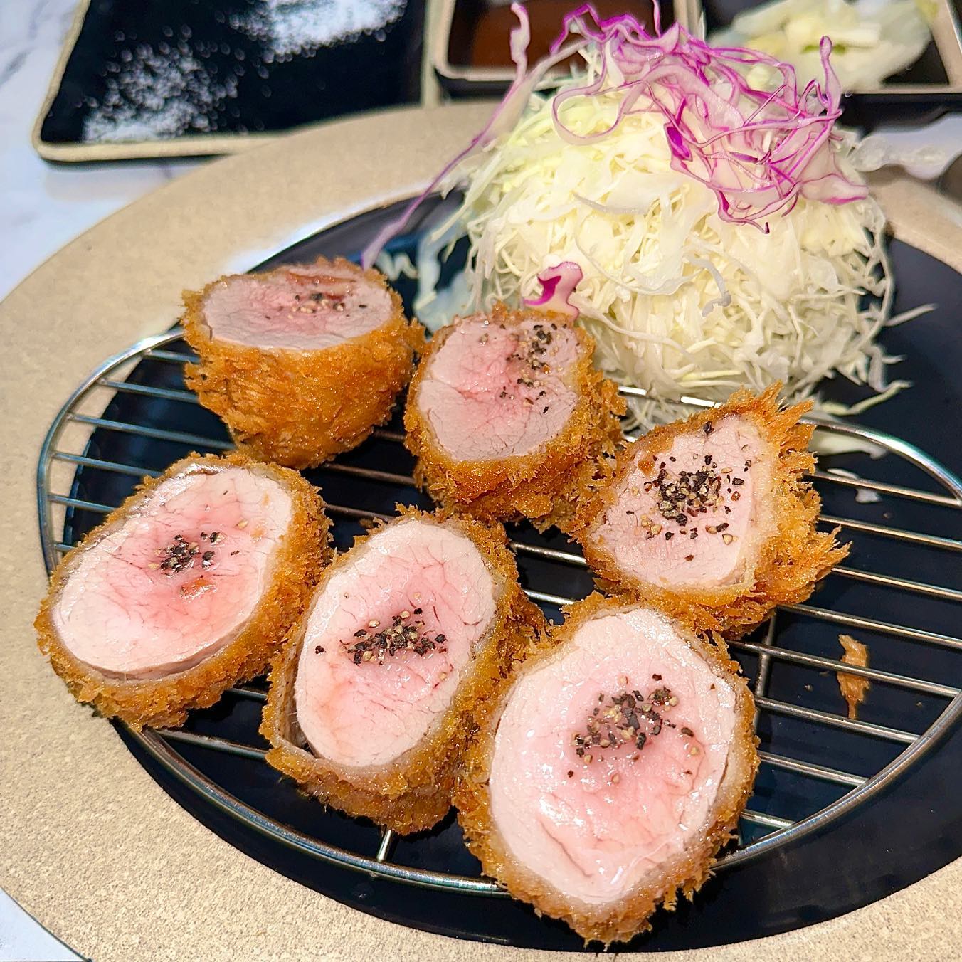 촉촉한 돈까스를 다양한 소금으로 즐길 수 있는 맛집 #미락카츠

풍미 가득한 돈까스를 합리적인 가격에 즐길 수 있는 돈까스 맛집에 다녀왔어요!

#히레카츠 (안심)의 기본 구성은 카츠, 우동국물, 고기카레, 3가지 소금, 돈까스 소스, 트러플 오일, 3가지 소금, 샐러드, 단무지와 백김치, 밥이에요.

🐮는 히레카츠를 가장 좋아하는데, 이 곳의 히레카츠는 손에 꼽을 정도로 담백해서 좋았고, 촉촉해 맛없을 수가 ❌‼️
튀김이 얇아 고기 맛에 집중할 수 있었고 바삭바삭하니 정말 좋았어요. 

#특로스카츠 (특등심)는 히레카츠 기본 구성에 미니소바가 추가된 구성이에요. 일반 로스카츠에 1000원 추가인데, 특로스에 100% 메밀로 만들어진 미니소바가
천원으로 책정돼있어 특로스카츠의 가격이 꽤 기분이 좋게 다가와요. 고기 맛또한 지방의 고소함과 촉촉함이 그저 빛❗️미니소바의 면발이 평소 먹던 소바의 면과 다르게 뚝뚝 끊기는 느낌이라 색다르게 맛있었어요. 

미락카츠의 특징은 3가지소금과 트러플 오일, 고기 카레에요! 말돈, 히말라야핑크, 게랑드 소금이 준비돼있는데, 저는 개인적으로
말돈 소금이 덜 짜고 풍미가 좋았어요! 3가지 소금을 비교하면서 맛보는 재미가 있답니다.

트러플 오일은 더욱 풍성한 향을 첨가해줘 돈까스의 맛을 한껏 살려줘요! 고기 카레가 특히 맛있는데, 고기가 듬뿍 들어가 있는 진한 일식 카레 맛이라 정말 맛있습니다. 돈까스엔 카레인거 모두 아시죠~~~?!?

맛과 양 모두 잡은 애정하는 맛집이에요! 양이 꽤 되는 🐷도 고기 양이 큼직해 먹고 배불러서 아주 만족했답니다!
근처에 가신다면 가보시길 추천해요!

🏷 히레카츠 정식 1.3.  상로스카츠 정식 1.4

📍서울 영등포구 당산로37길 4 1층

#🐷맛집기록