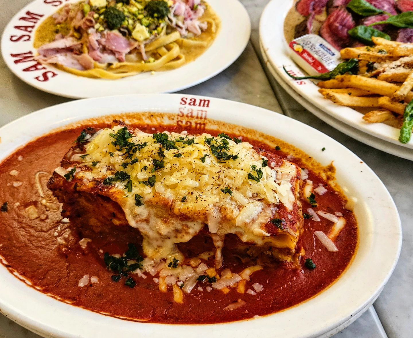용산 쌤쌤쌤

👉 미국 본토 가정식 맛집이라는 쌤쌤쌤
  평일에도 웨이팅이 기본이라는거!

우리는 평일 브레이크 타임 끝나기전에 
줄서서 기다렸더니 10분뒤에 입장 😯
그 뒤에 기다리는 사람들이 무지 많았다

세트메뉴에 파스타 추가해서 주문🍝🥗🥫
라자냐는 고기 대신 감자가 들어 있는게 
특이했고 살치살 스테이크는 기본 익힘이 
레어 수준이라 원하는 굽기는 미리 요청

뇨끼 맛있다는 소리가 많던데 개인적으로
식감이 별로 없어서 쏘쏘했다아 직접만든
잠봉과 미소소스 + 버터 조합이 특이하던
잠봉뵈르 파스타는 먹으면 먹을수록 매력
있어서 제일 맛나게 먹었다 

✔️ 맛은 호불호 갈릴 거 같은 핫플

📍서울 용산구 한강대로50길 25 

🕓  매일 11:30 - 22:00 

💰 옥수수뇨끼 9.0 / 라자냐 19.0
  잠봉뵈르 파스타 19.0 
  하우스 살치살 스테이크 34.0 

#용산맛집 #삼각지 #쌤쌤쌤 #samsamsam #용리단길 #foodstagram #먹스타그램 #서울핫플