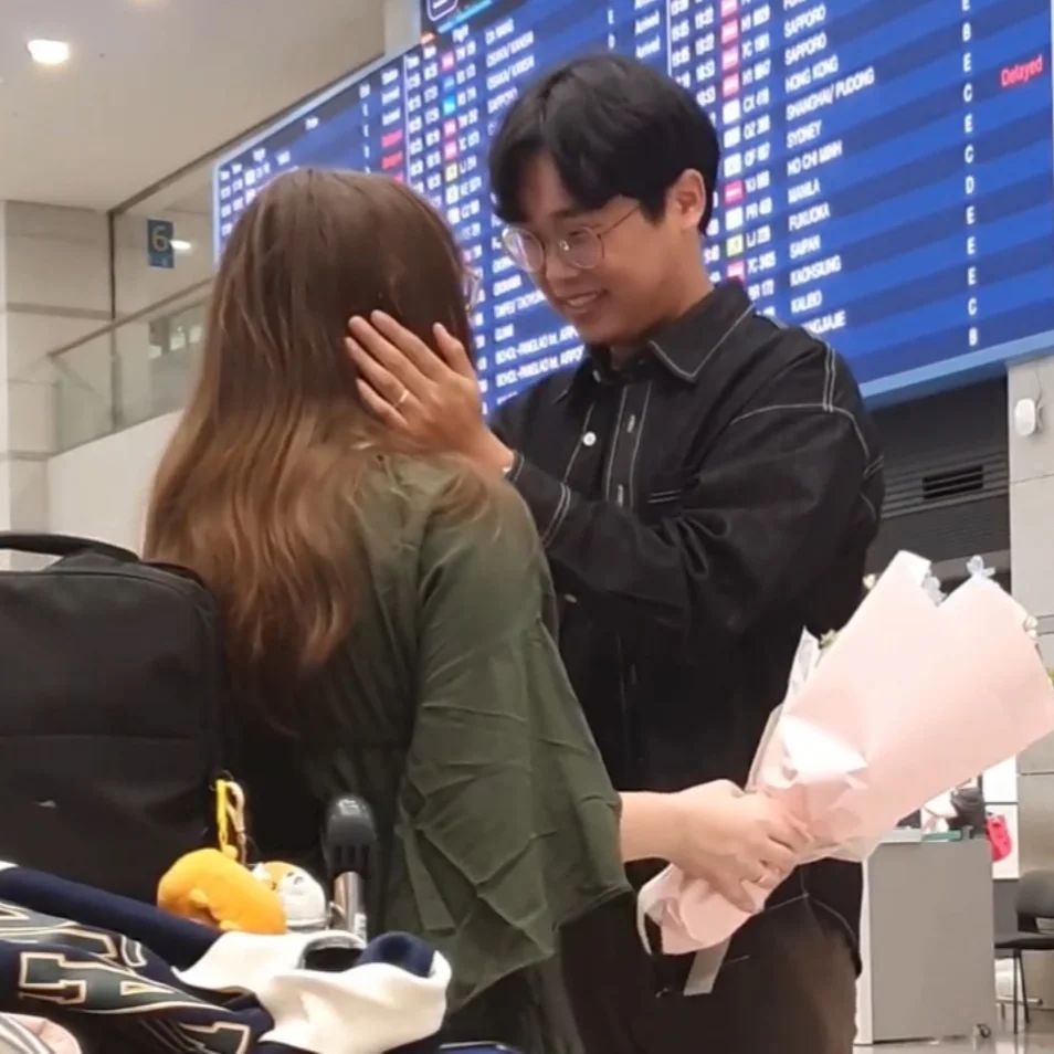 Finalmente nos reencontramos. Numa longa viagem de 36h, vim para a Coreia e pude abraçar mais uma vez meu amor. Pude sentir o calor inundando meu corpo de felicidade como se tivesse te encontrando pela primeira vez.

(Postamos vídeo desse dia no youtube no canal Jayu Couple❤️)
