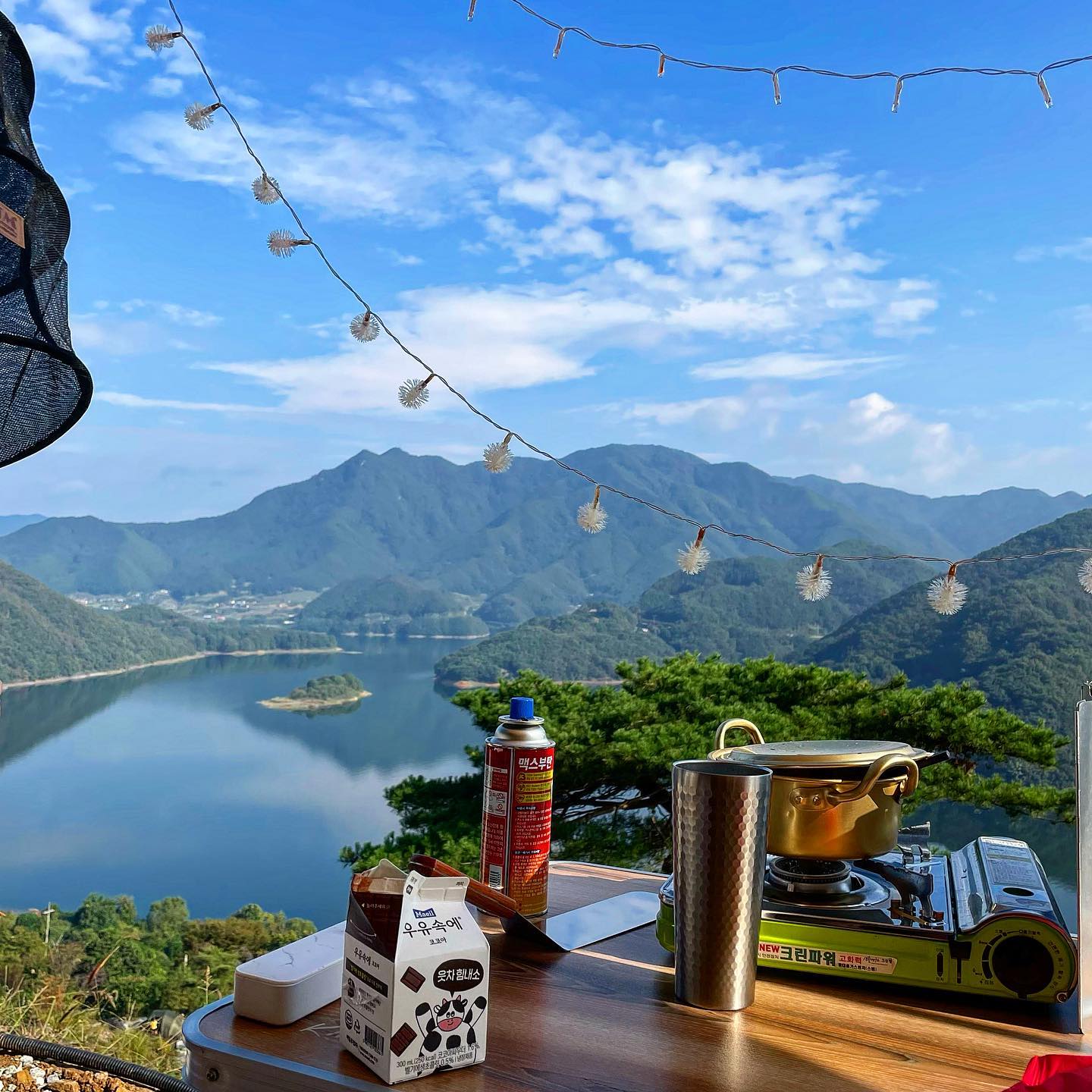 #충주호 가 멋지게 보이는 캠핑장!
시설은 별로였지만 뷰가 다했다💜

#충주캠핑장 #오토캠 #충주호캠핑 #힐링캠