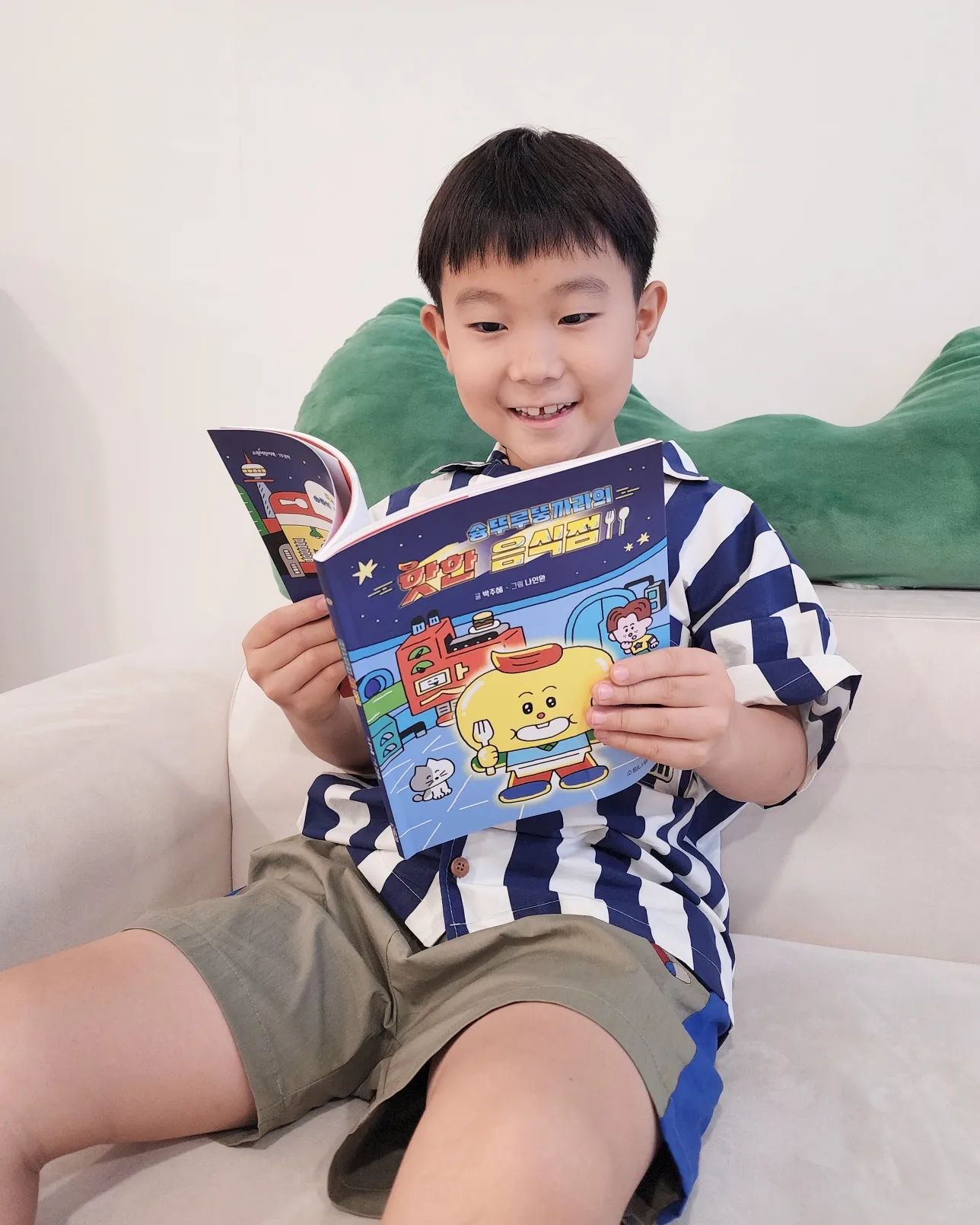 #협찬

숭뚜루뚱까라? ㅋㅋ
제목부터가 유쾌한 초등 창작동화 📚 

먹는 것을 가장 좋아하지만 
엄마가 만든 음식은 맛없다며 먹기 싫어하는 주인공 담이가 
슝뚜루뚱까라 행성에서 온 정체불명 외계인 ‘슝뚱’을 만나 
벌어지는 일을 유쾌하게 담은 국내창작동화에요~

슝뚜루뚱까라 행성에서 알약으로 식사를 해결하던 슝뚱이
지구에 있는 담이 엄마의 음식을 우연히 먹고 난 후 
‘맛’이라는 감각에 눈뜨면서 좌충우돌 모험기가 펼쳐집니다.

아이들이 흥미로워 할 소재에
곳곳에 유쾌하고 귀여운 일러스트 덕분에
더욱 즐겁게 읽을 수 있어요~

.

.

sowonnamu

#음식 #요리 #가족 #사랑 #성장 #우정 #외계인 #어린이추천도서 #아동도서 #어린이책