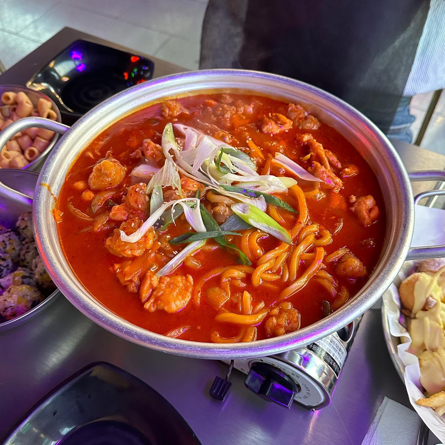 노원_#달토 

오늘은 노원역 인근에 위치한 #달리는토끼 술집을 방문했는데요!!
MZ들을 저격하는 가성비 넘치는 다양한 메뉴에 힙한인테리어! 
하이볼 4,900원!주류 3,900원에 놀라버렸습니다!!☺️

저는 순살 곱도리탕하고 버터갈릭치즈볼감튀! 달토시그니처하이볼을 먹었는데요! #노원맛집 #노원술집 #노원핫플 로 인정해야됩니다!!! 
순살 곱도리탕은 전문점느낌이에요!! 전체적으로 양도많고 가성비 뿜뿜입니다!!! 
노원맛집 찾으시는 분은 무조건 추천입니다!! 재방문 의사 만땅 🥹
순살곱도리탕은 정말 무조건 시켜드세요!! 저는 담에 육회를 노리겠습니다 ㅎㅎㅎ

혜또먹점수 🌕🌕🌕🌕🌕

이 글은 리뷰노트를 통하여 본 업체에서 제품또는 서비스를 제공받아 작성한 글입니다.
#협찬 #리뷰노트