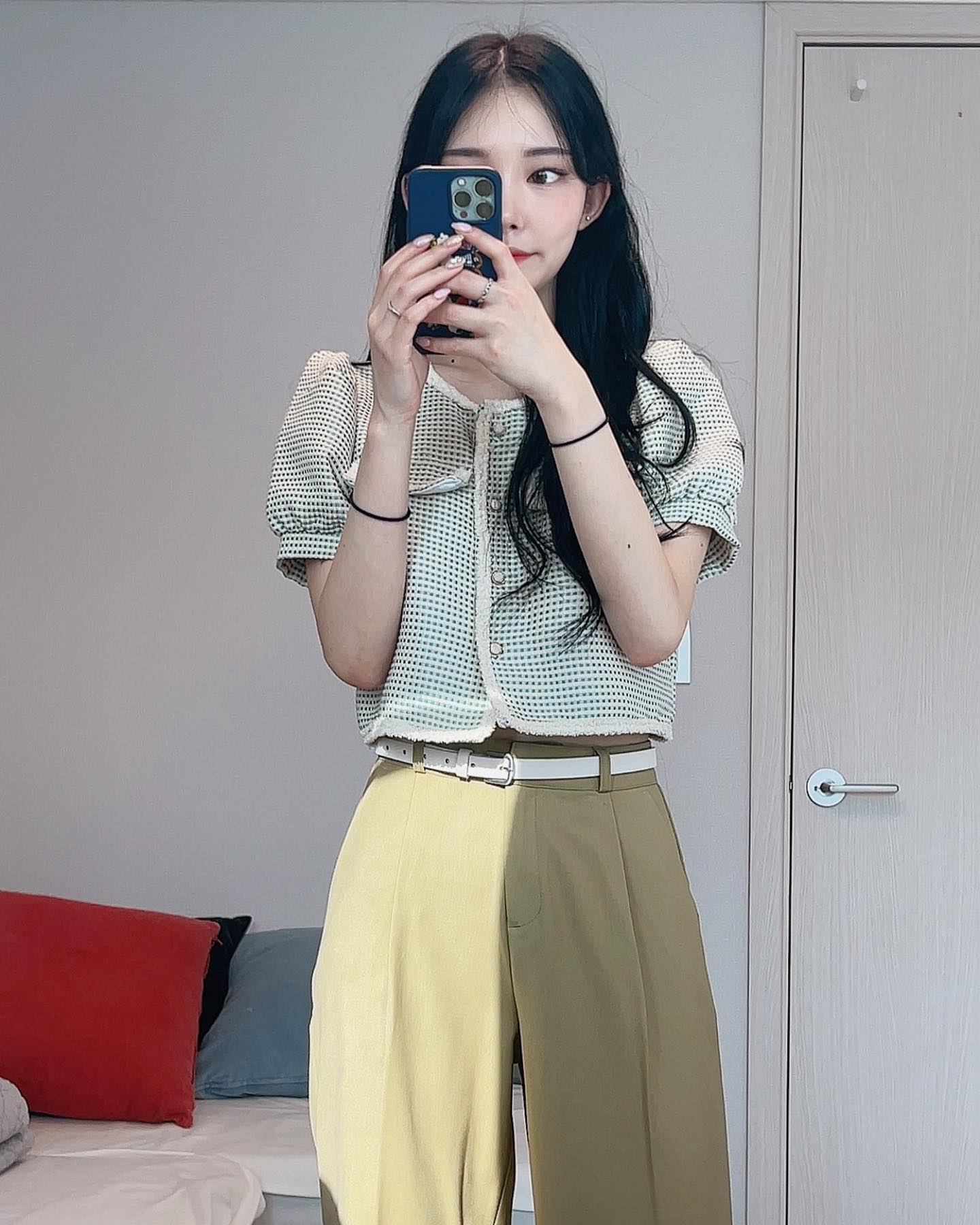 #수빈델룩 

이게 얼마만에 햇빛 들어오는 아침인가요,,? ☀️
날씨가 맑아서 아침부터 기부니가 좋구우,, 
(사실 내일 재택이라 😆💛)

Top. 정보없음
Bottom.원로그-어텀핀턱슬랙스(올리브/롱/s)
Shoes. 햅슈-스틸레토슬링백(블랙/240)